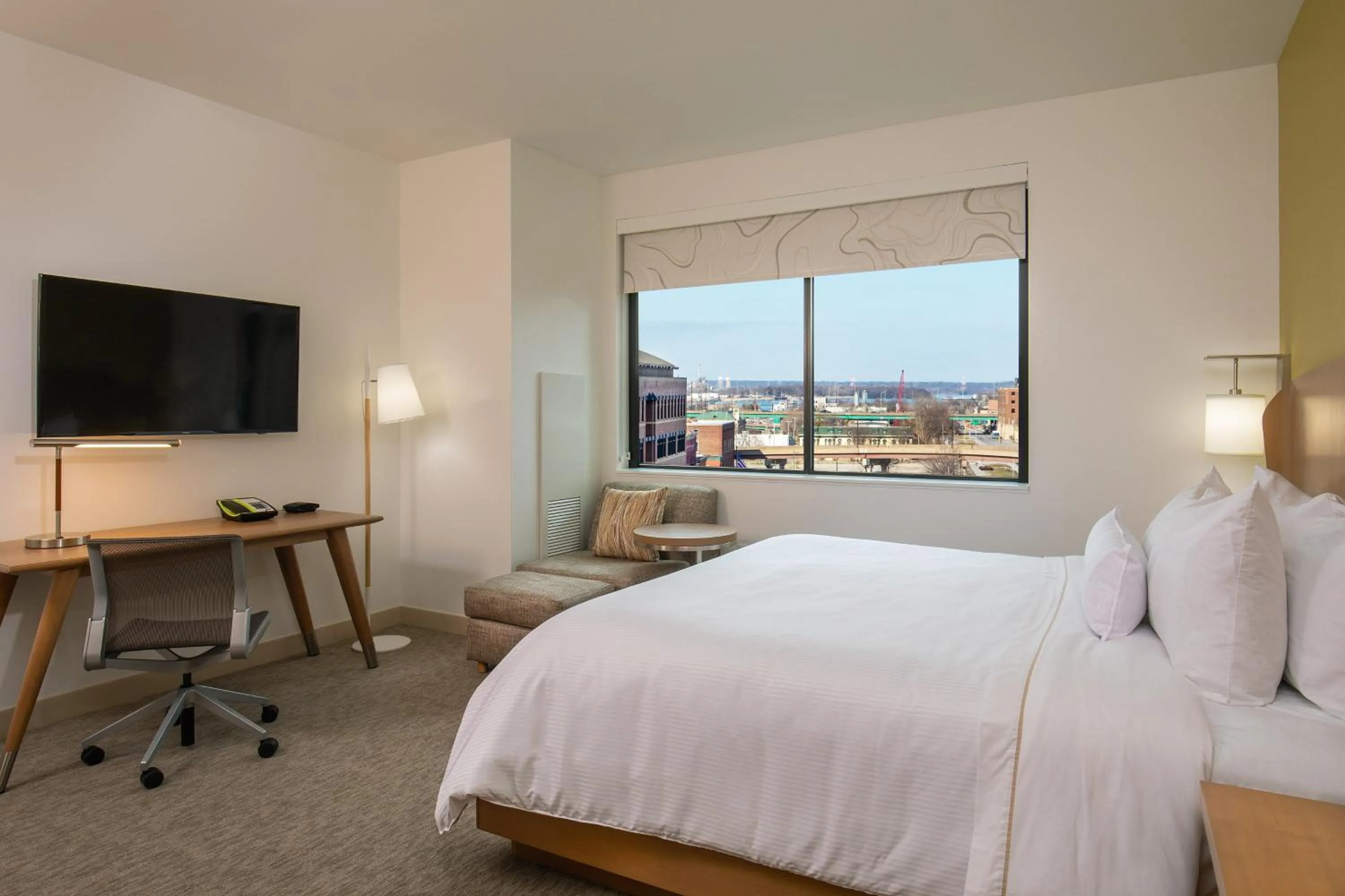 Photo of the whole room, Bed in Element Moline