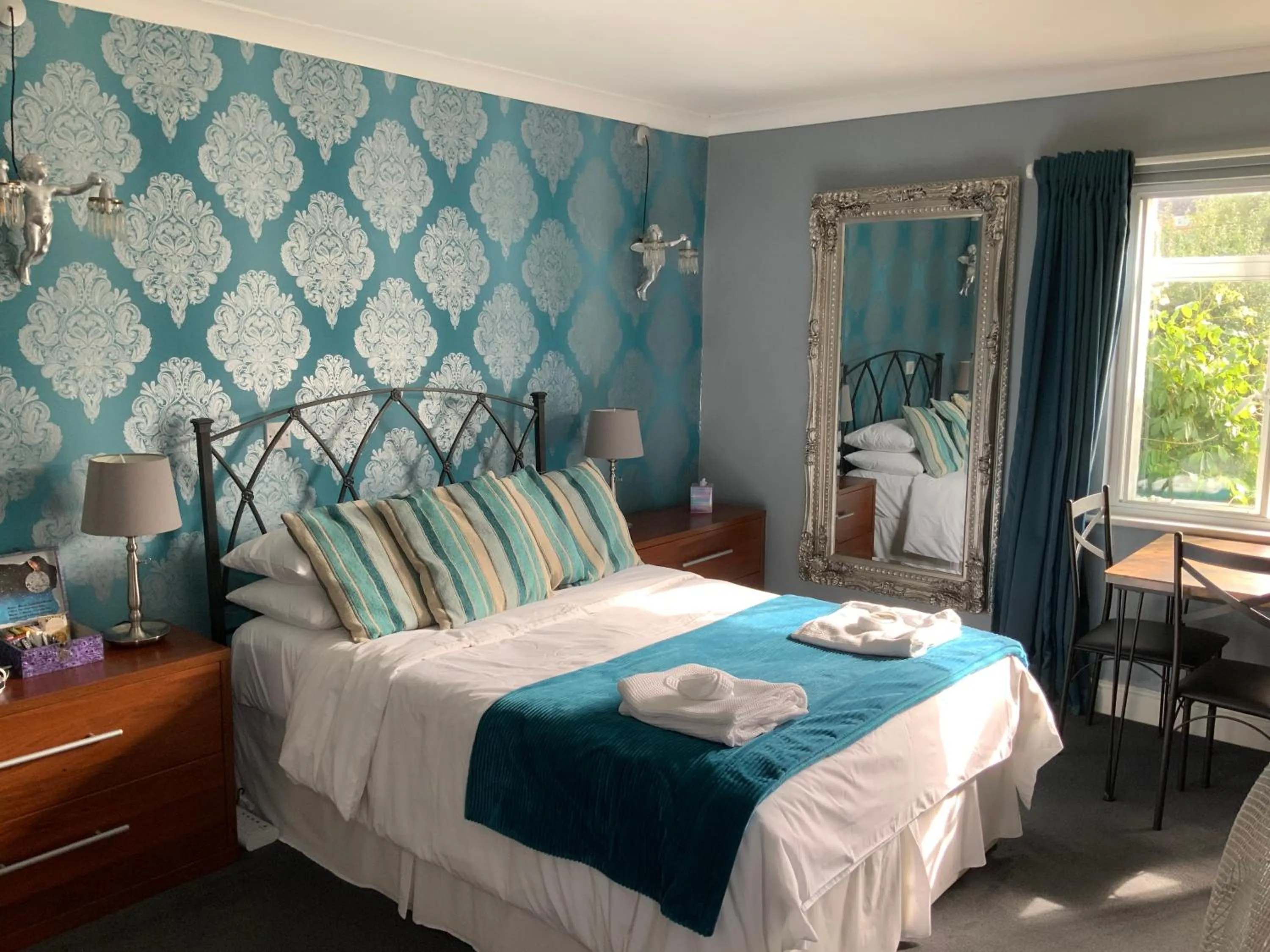 Bedroom, Bed in Mackworth House Farm