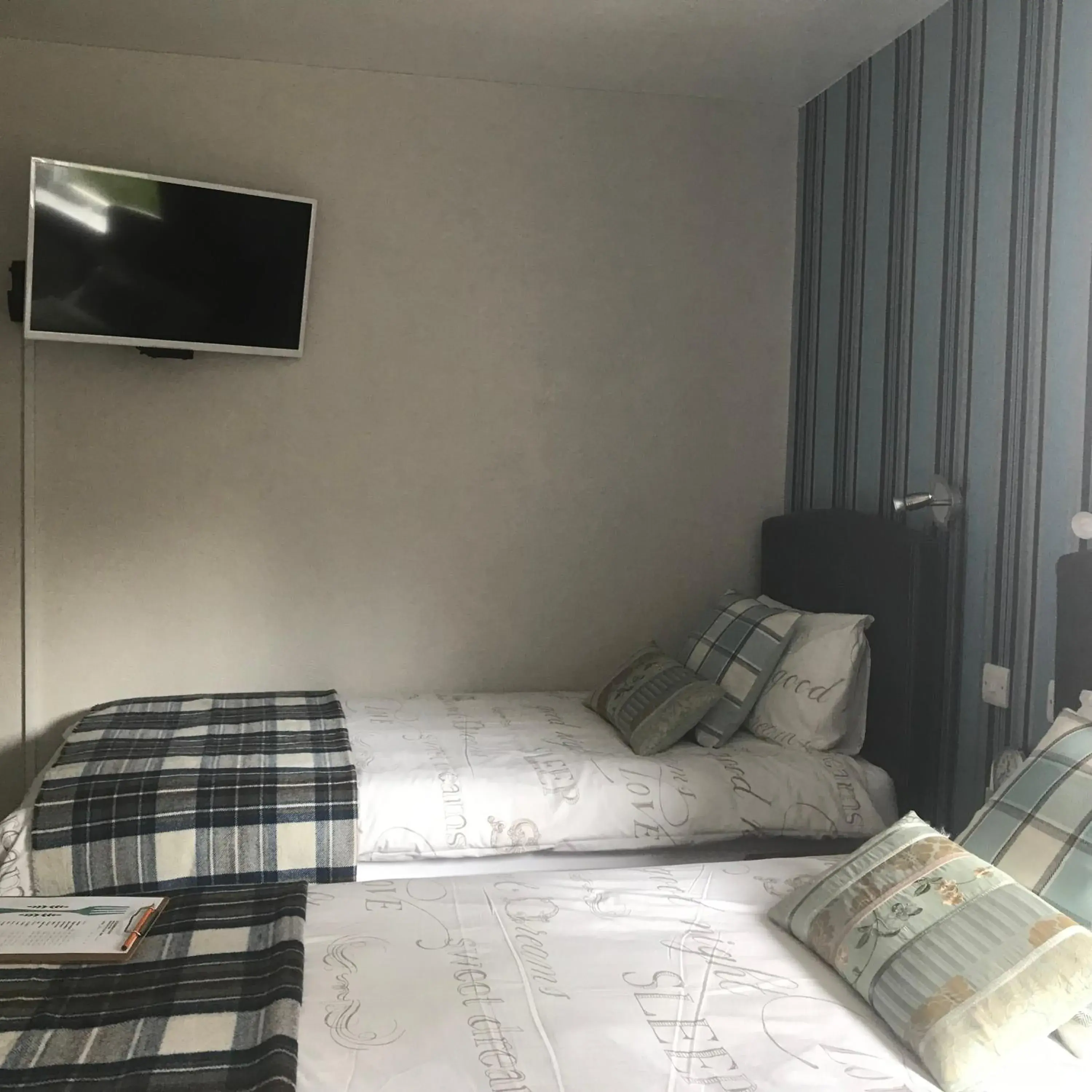 Twin Room with Shower - single occupancy in glenardran house Twin Room with Shower - single occupancy in glenardran house