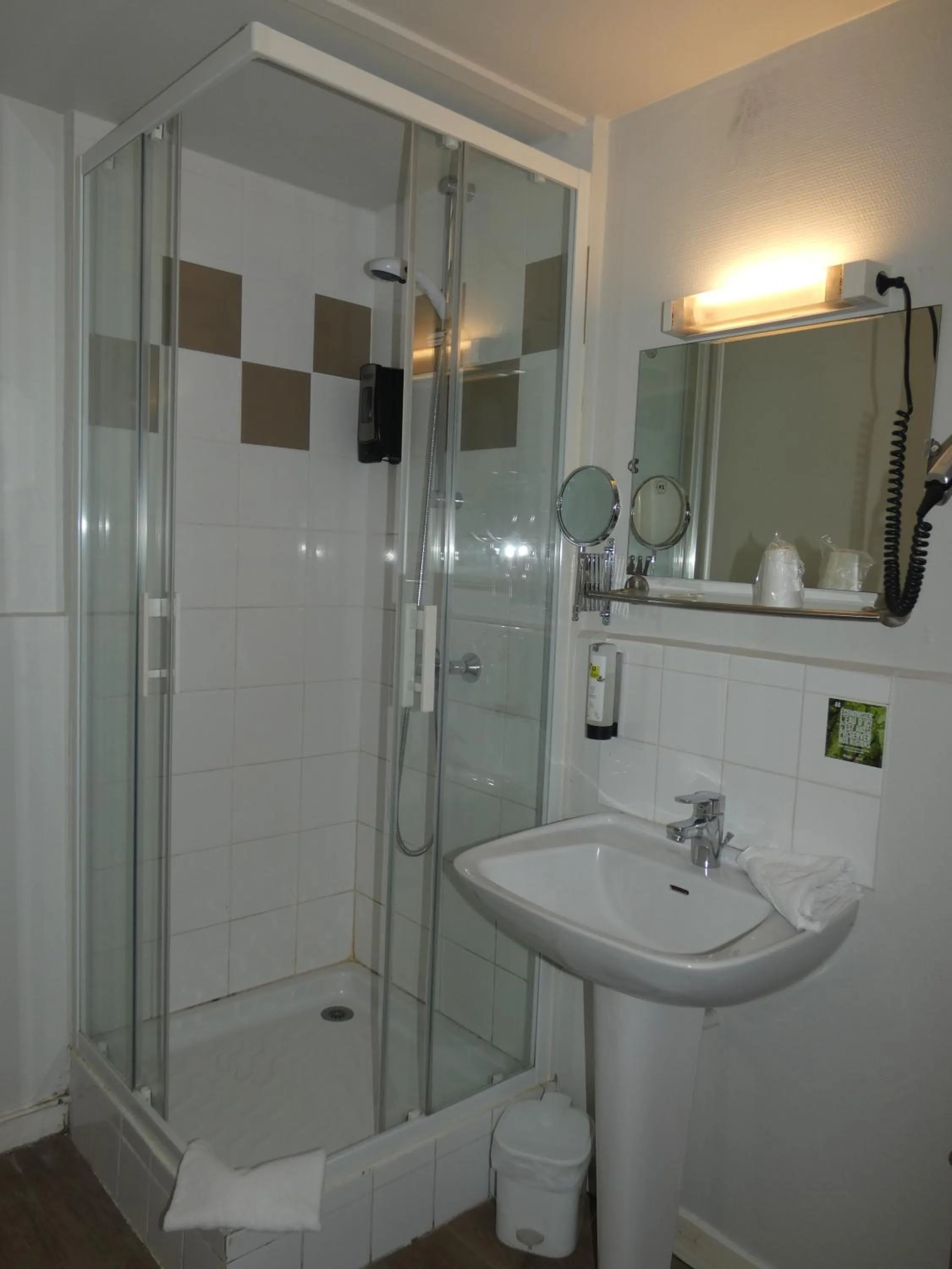 Bathroom in Logis Hôtel Restaurant Auberge Saint Martin