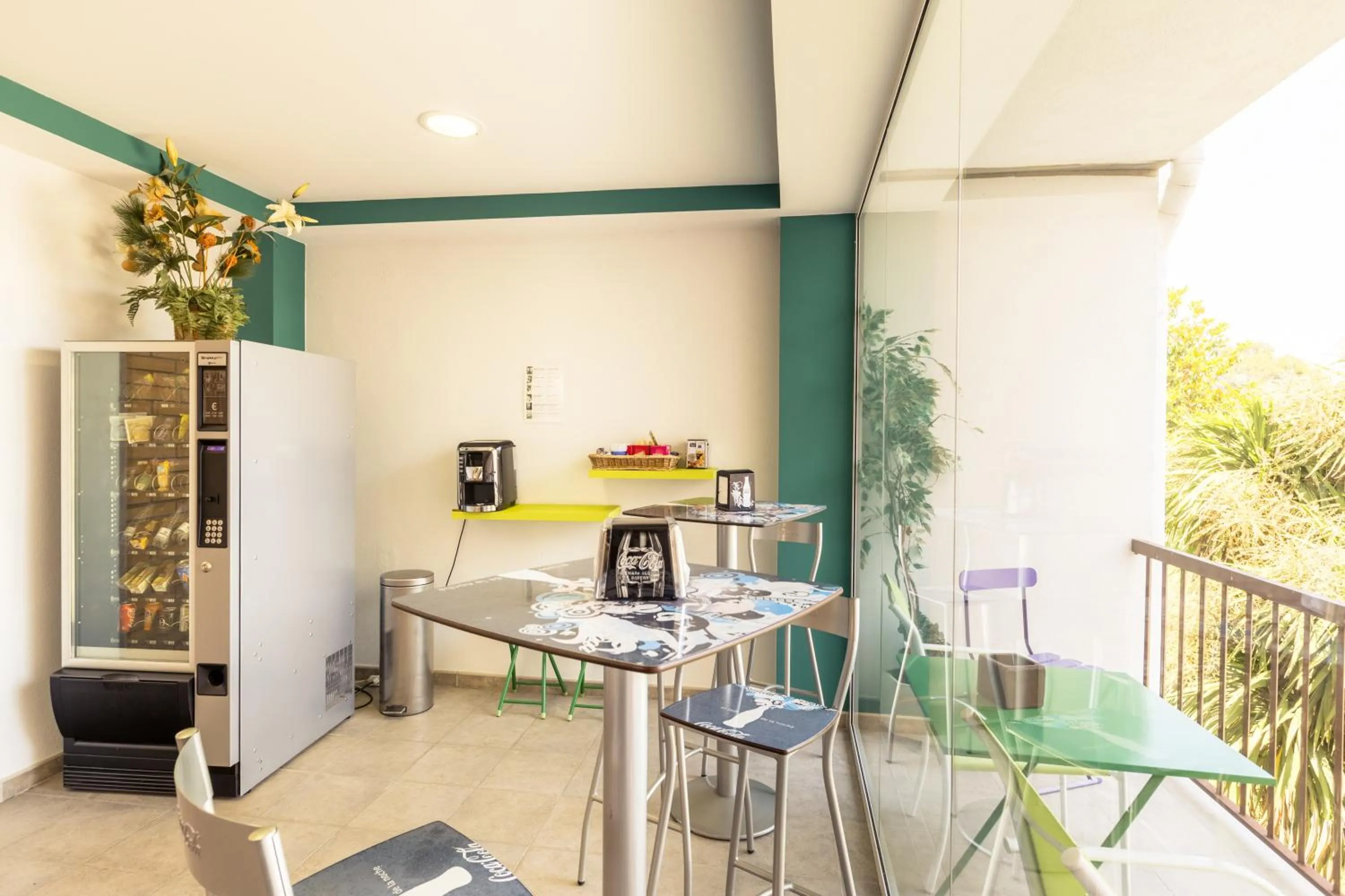 Restaurant/places to eat in Hotel Sausa