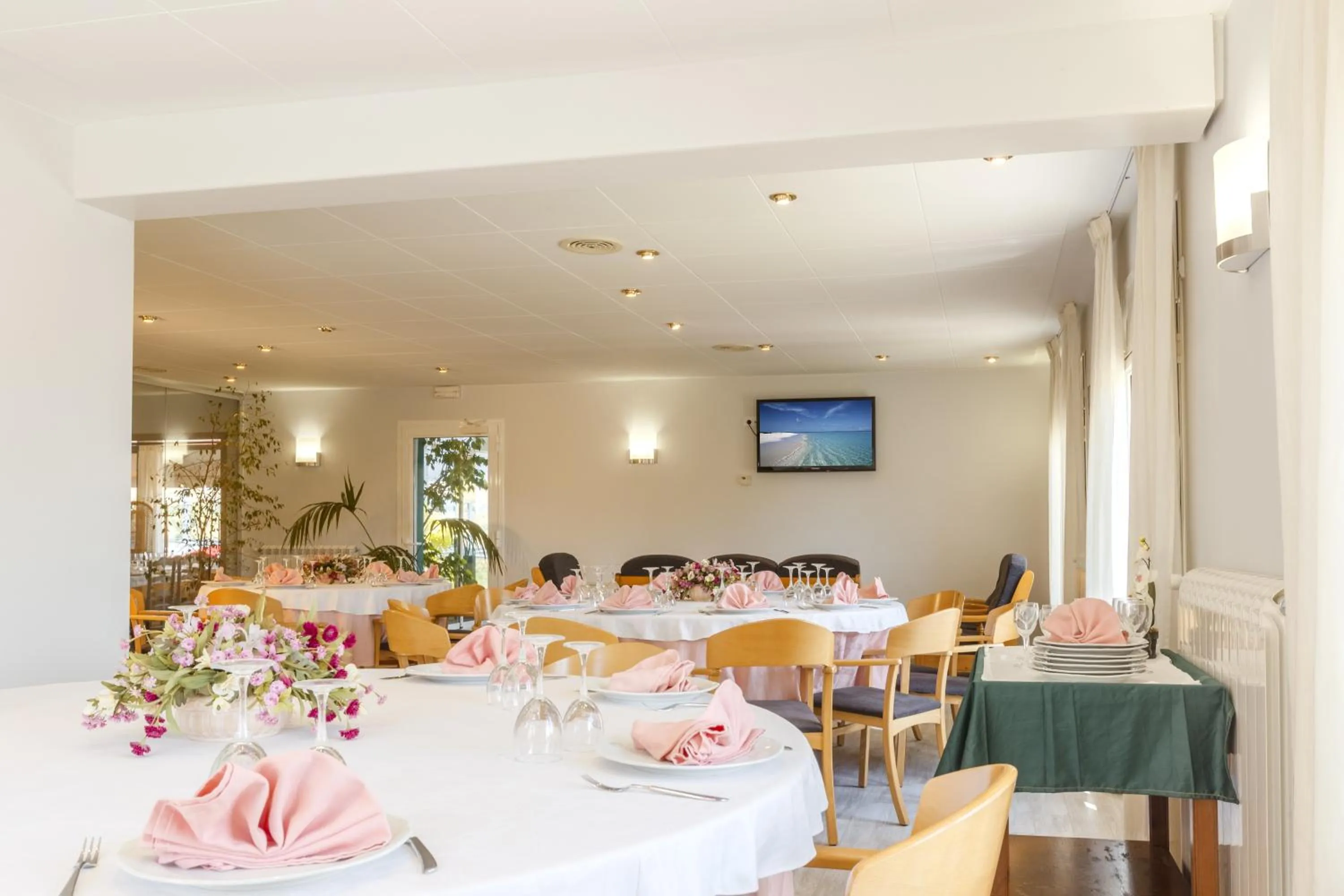 Restaurant/places to eat in Hotel Sausa