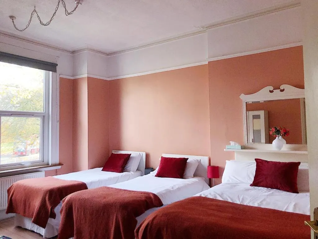 Bedroom, Bed in Caspian Hotel