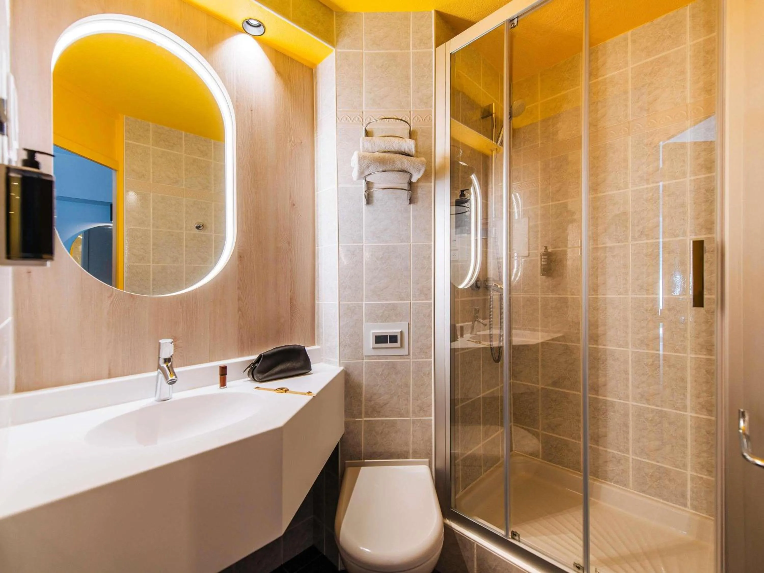 Bedroom in ibis Styles Antibes