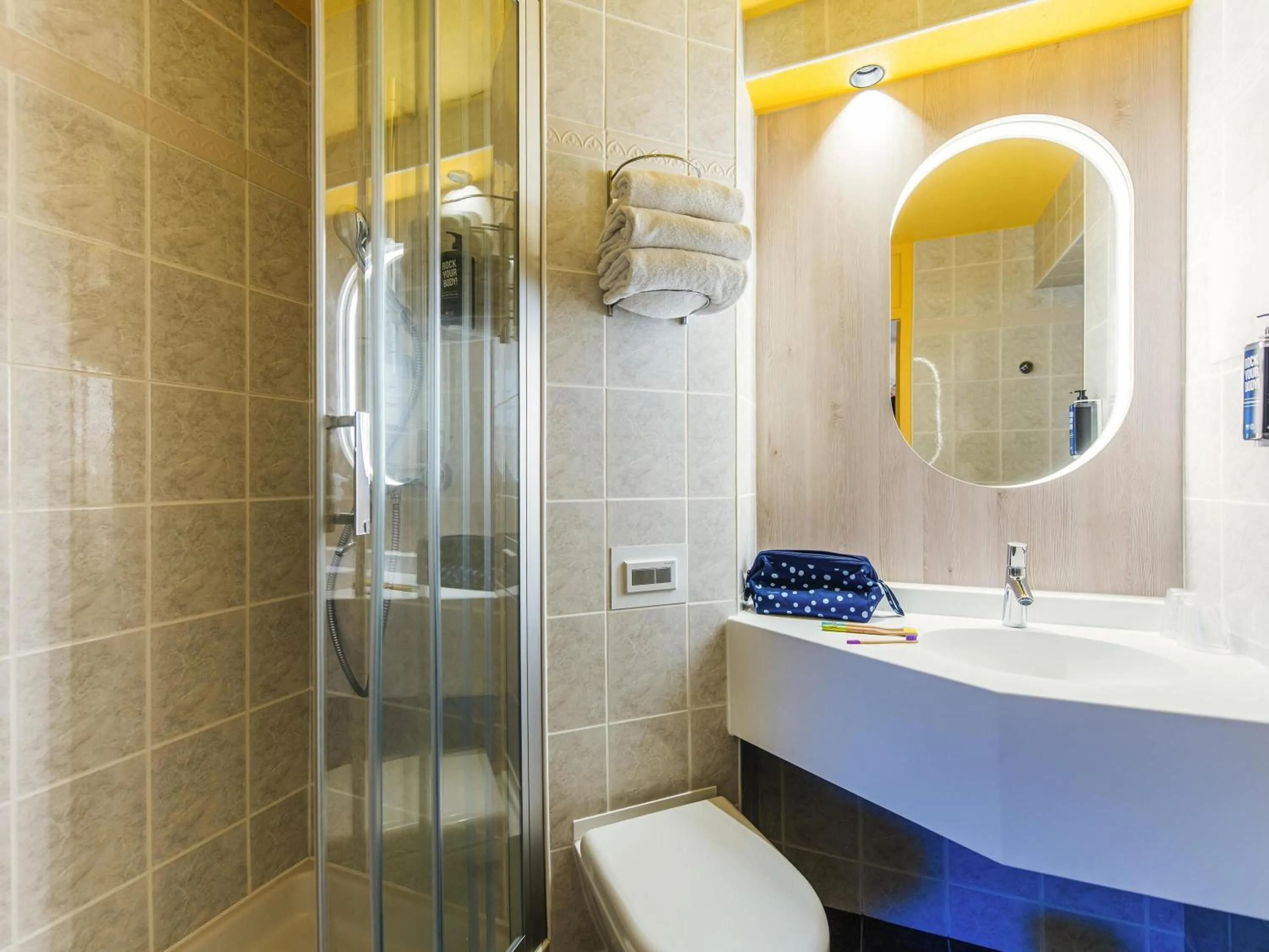 Bedroom in ibis Styles Antibes