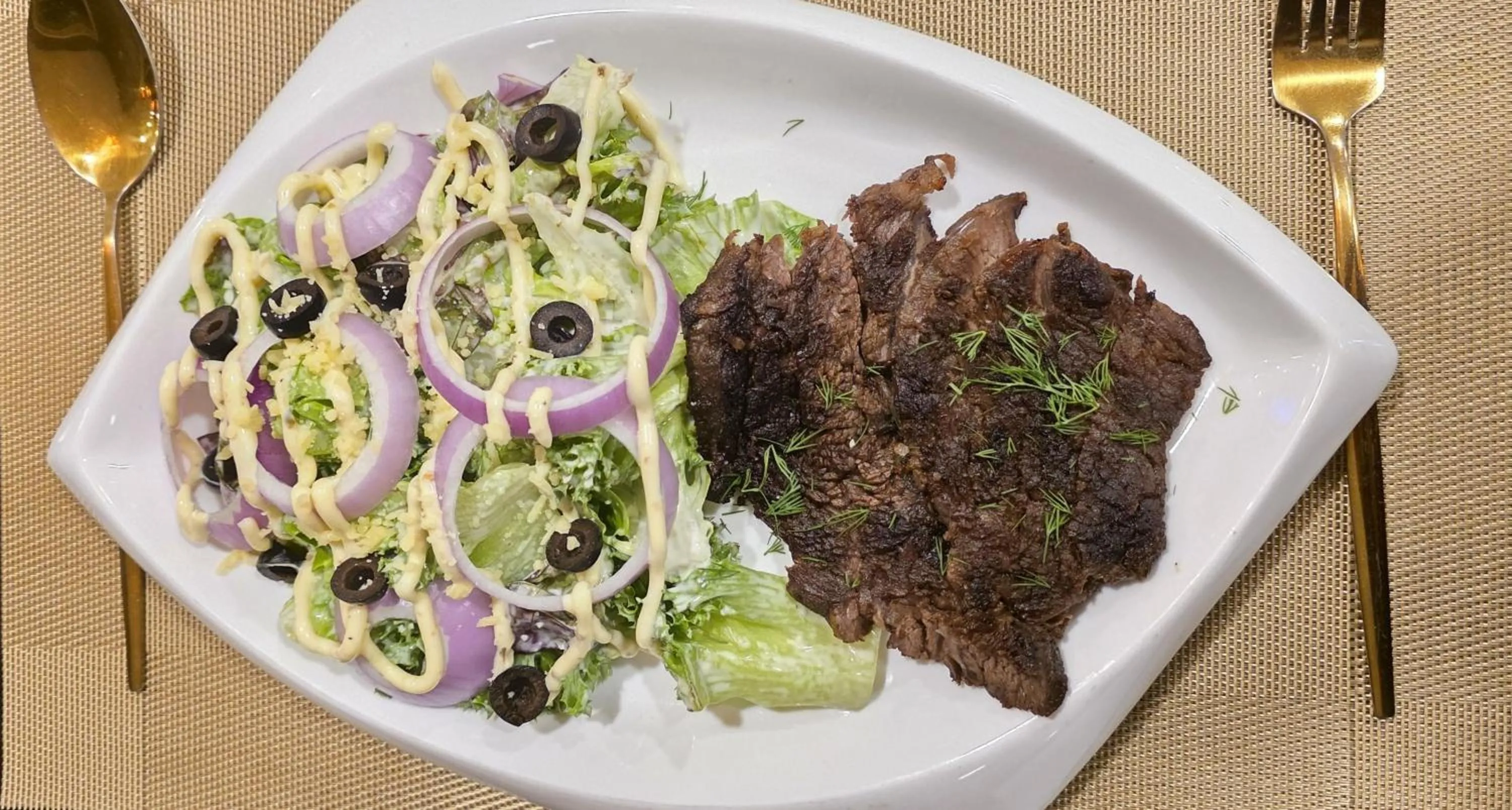 Restaurant/places to eat in Boss Suites Nana Hotel