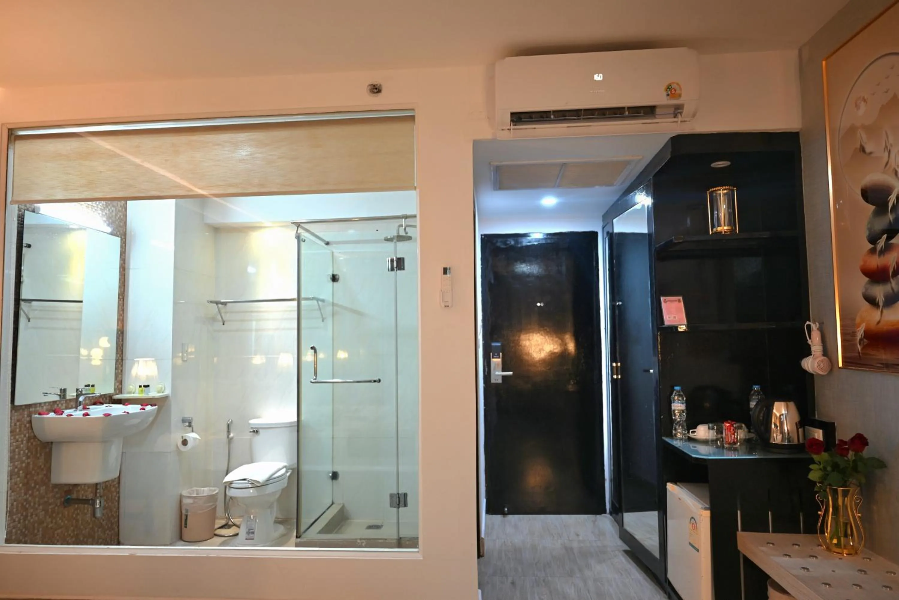 Shower in Boss Suites Nana Hotel
