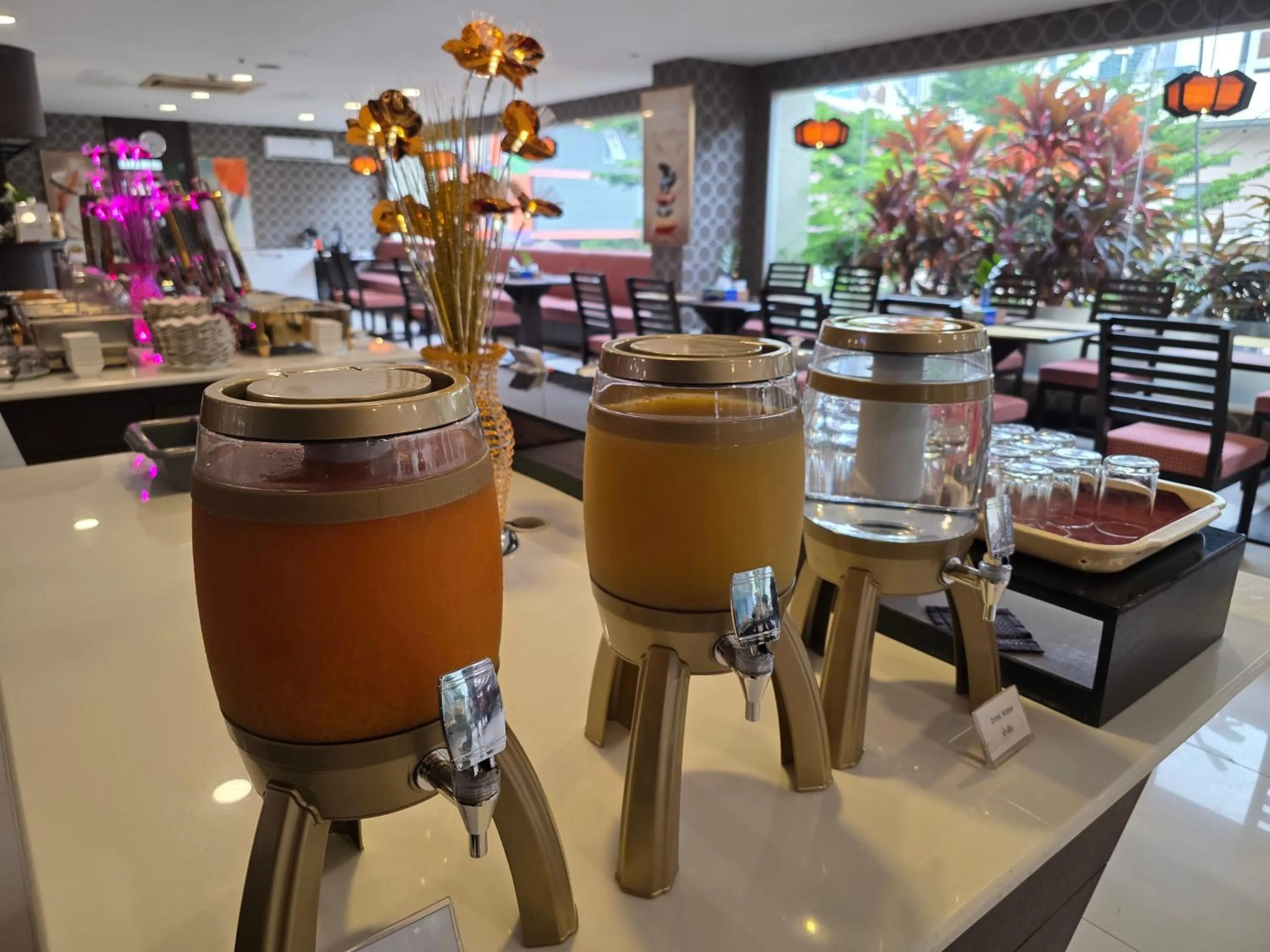 Restaurant/places to eat in Boss Suites Nana Hotel