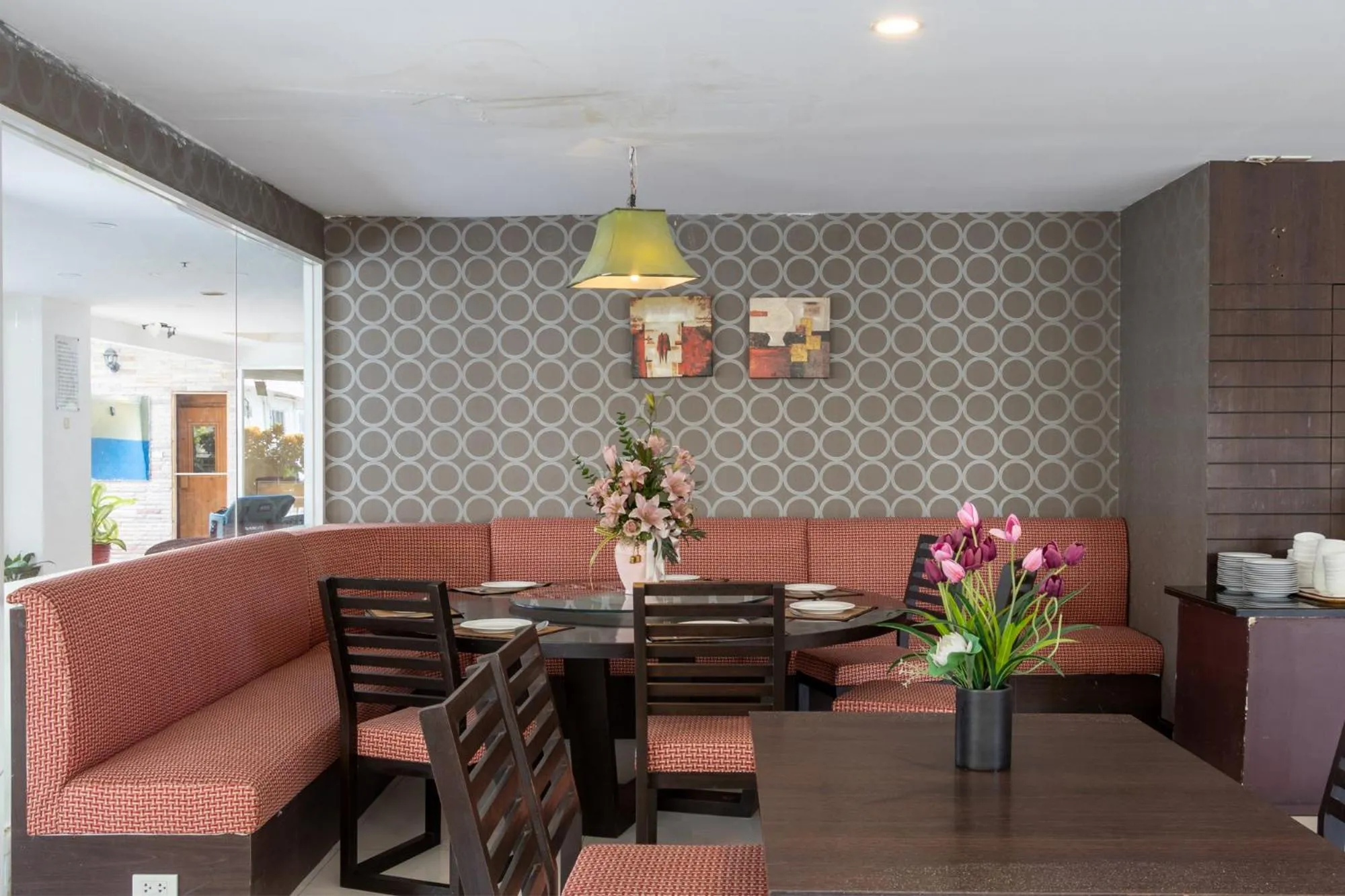 Restaurant/places to eat in Boss Suites Nana Hotel