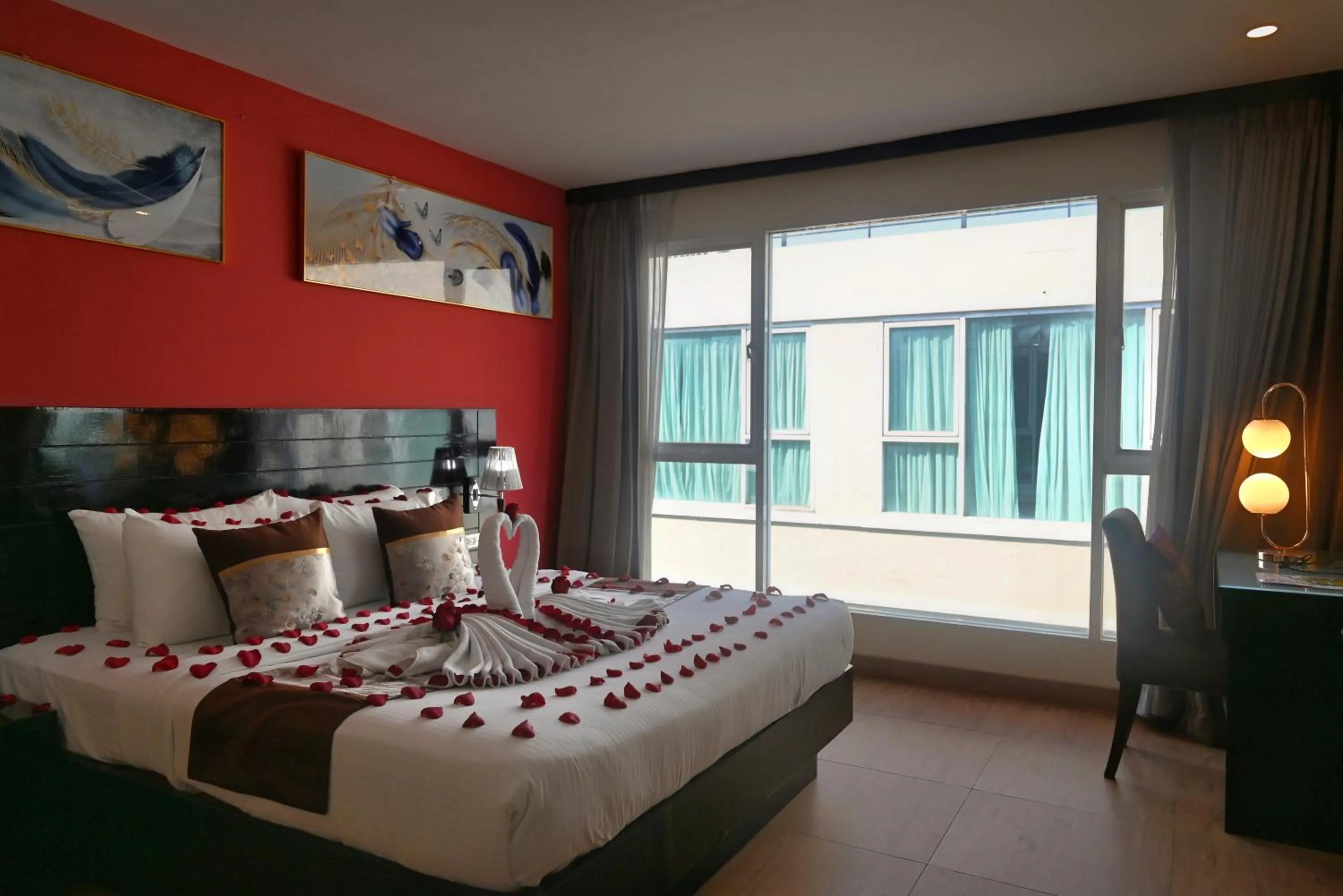 Bed in Boss Suites Nana Hotel