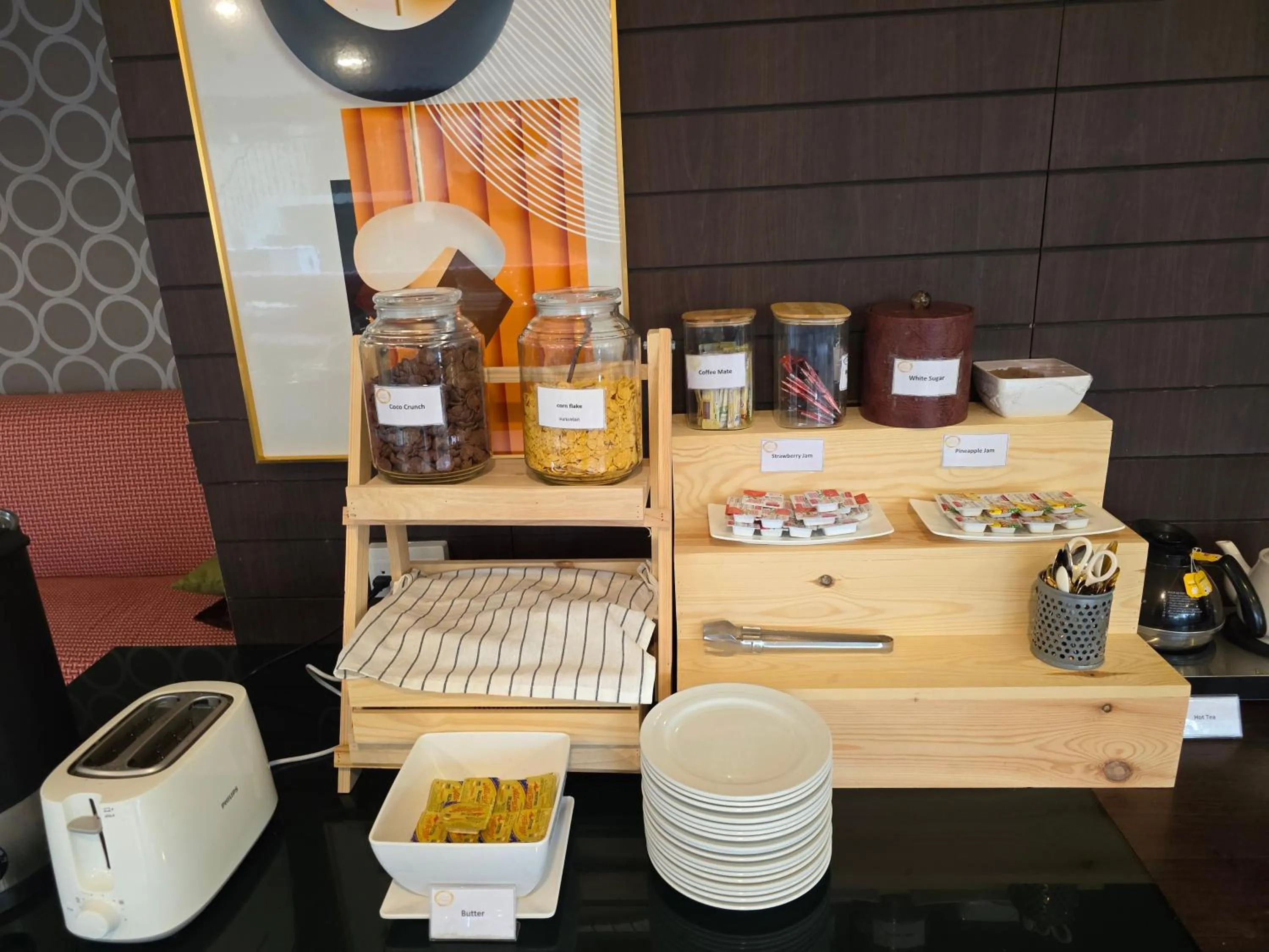 Coffee/tea facilities in Boss Suites Nana Hotel