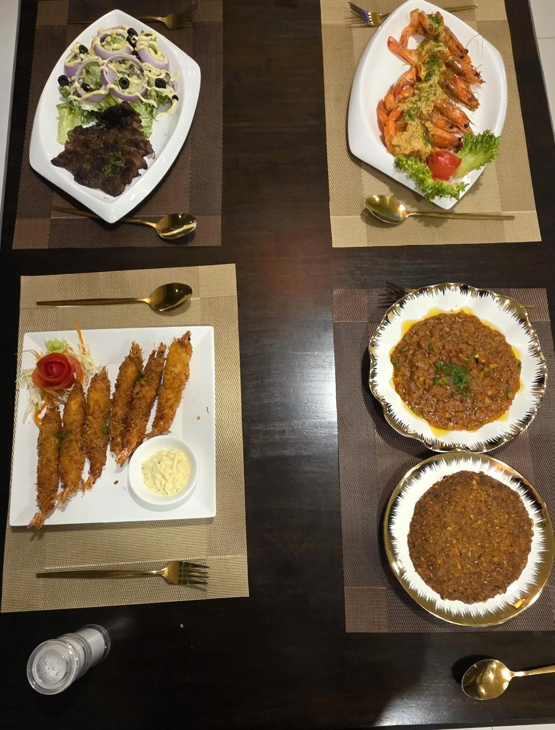 Restaurant/places to eat in Boss Suites Nana Hotel