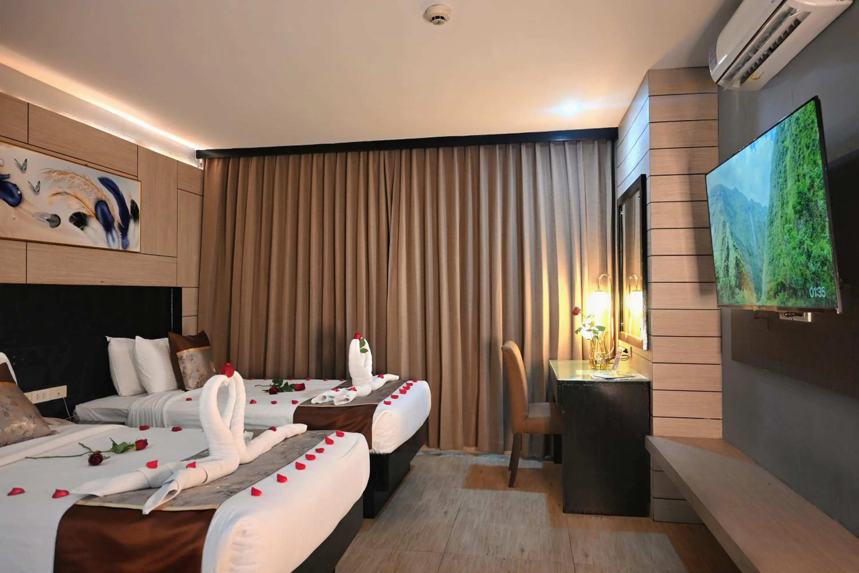 Bed in Boss Suites Nana Hotel