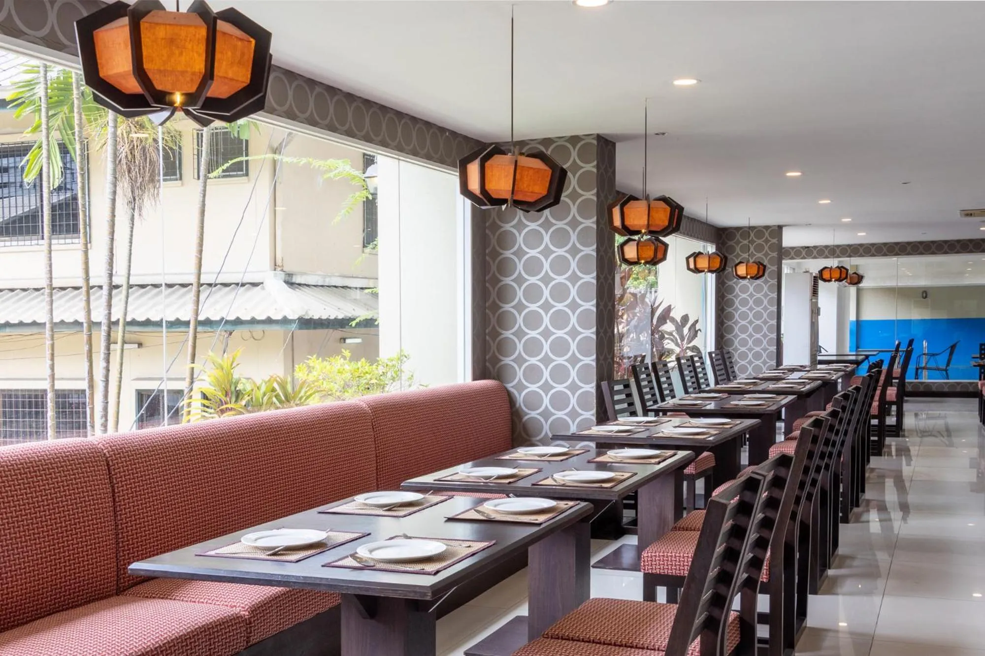 Restaurant/places to eat in Boss Suites Nana Hotel