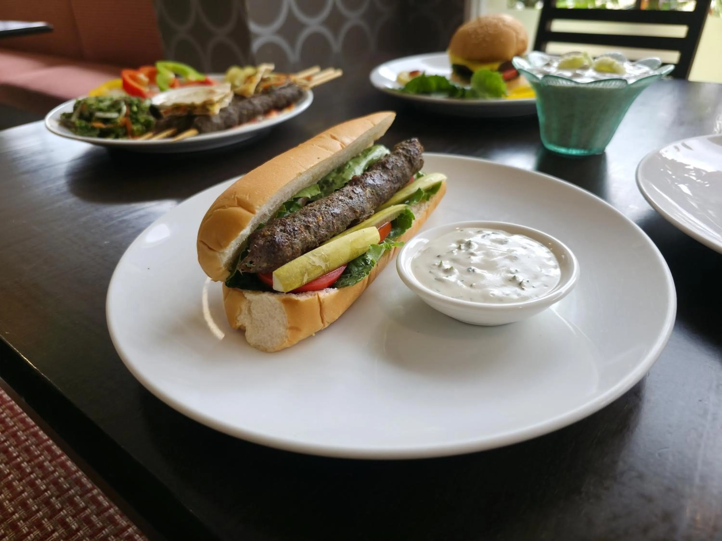 Restaurant/places to eat in Boss Suites Nana Hotel