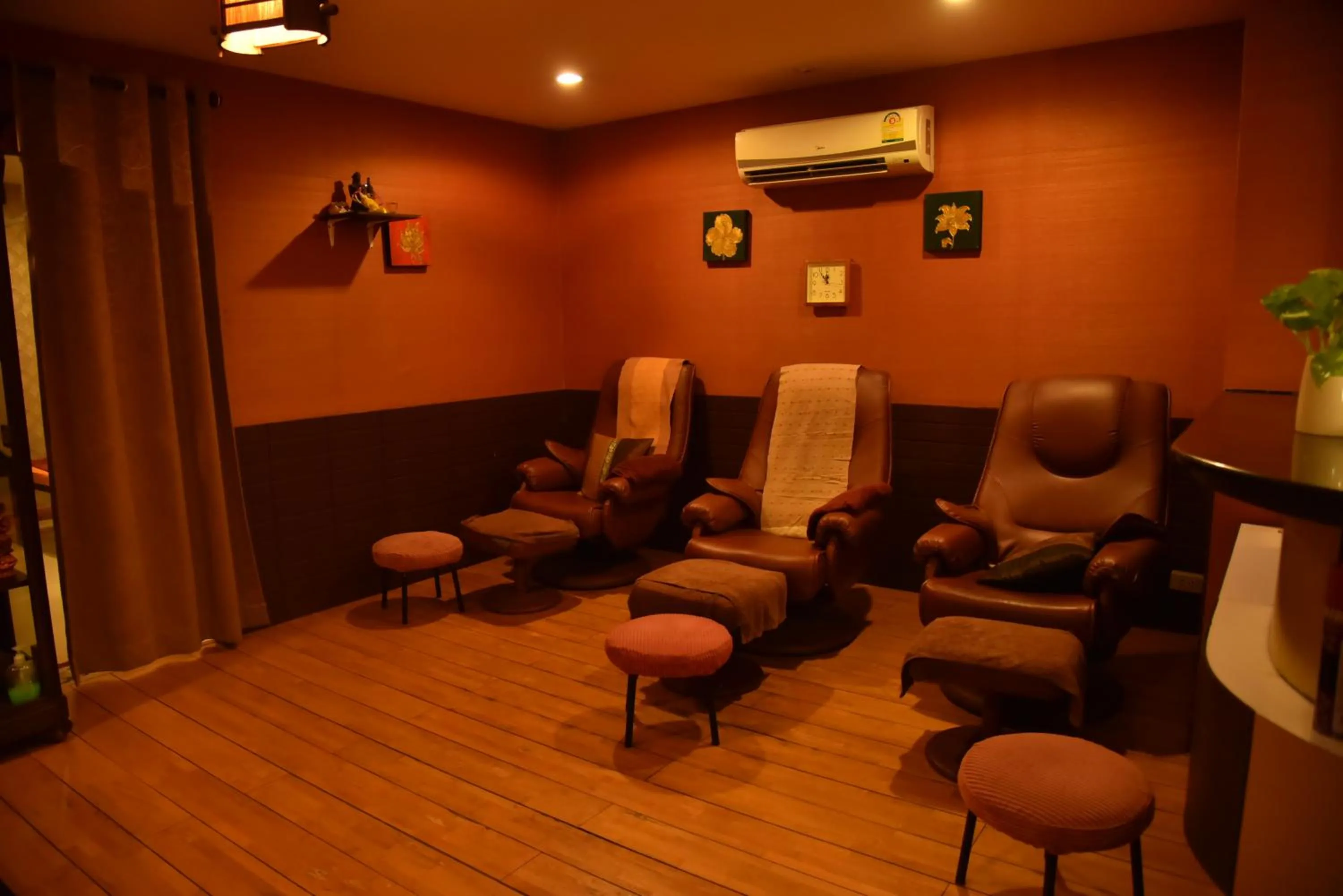 Massage in Boss Suites Nana Hotel