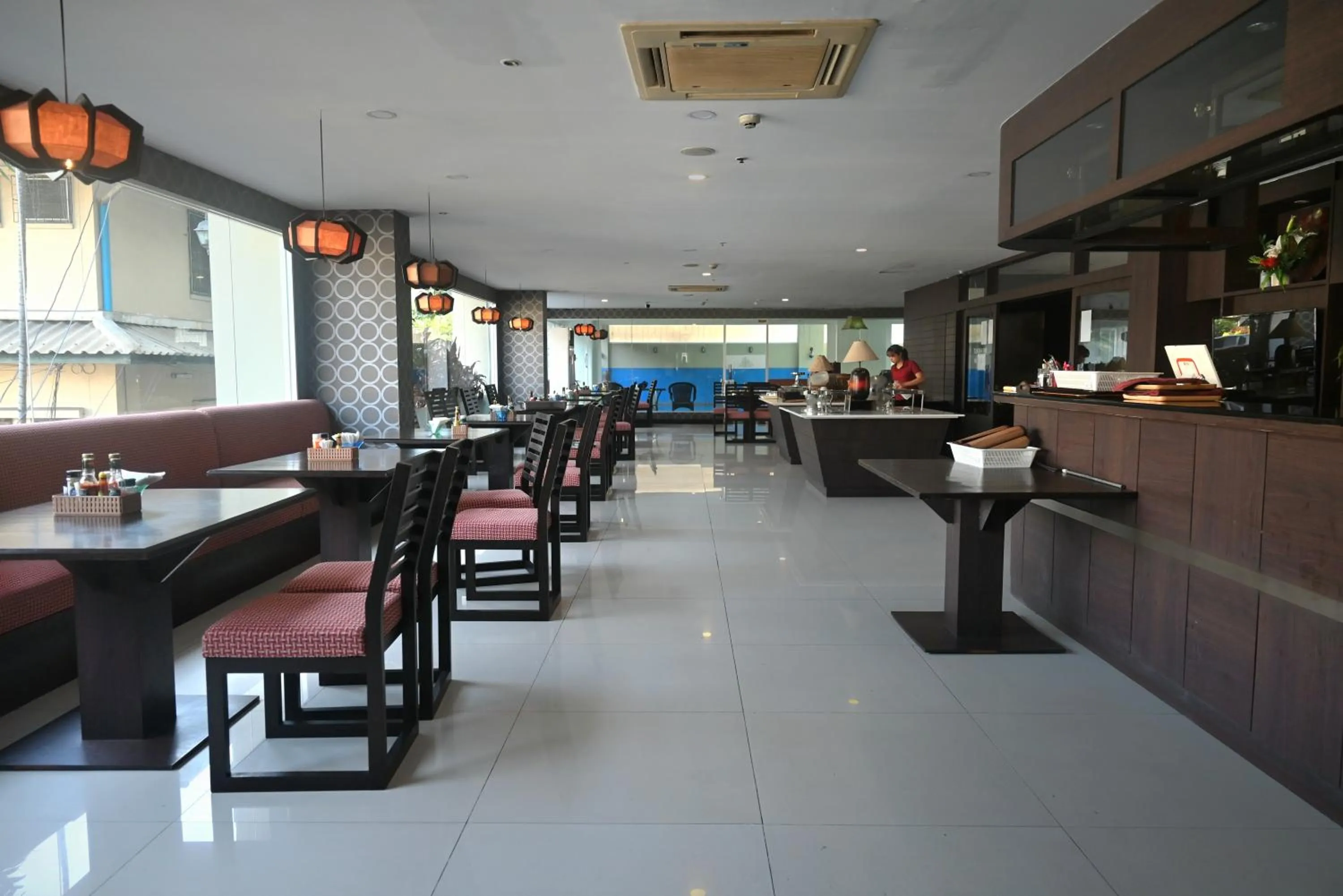 Restaurant/places to eat in Boss Suites Nana Hotel