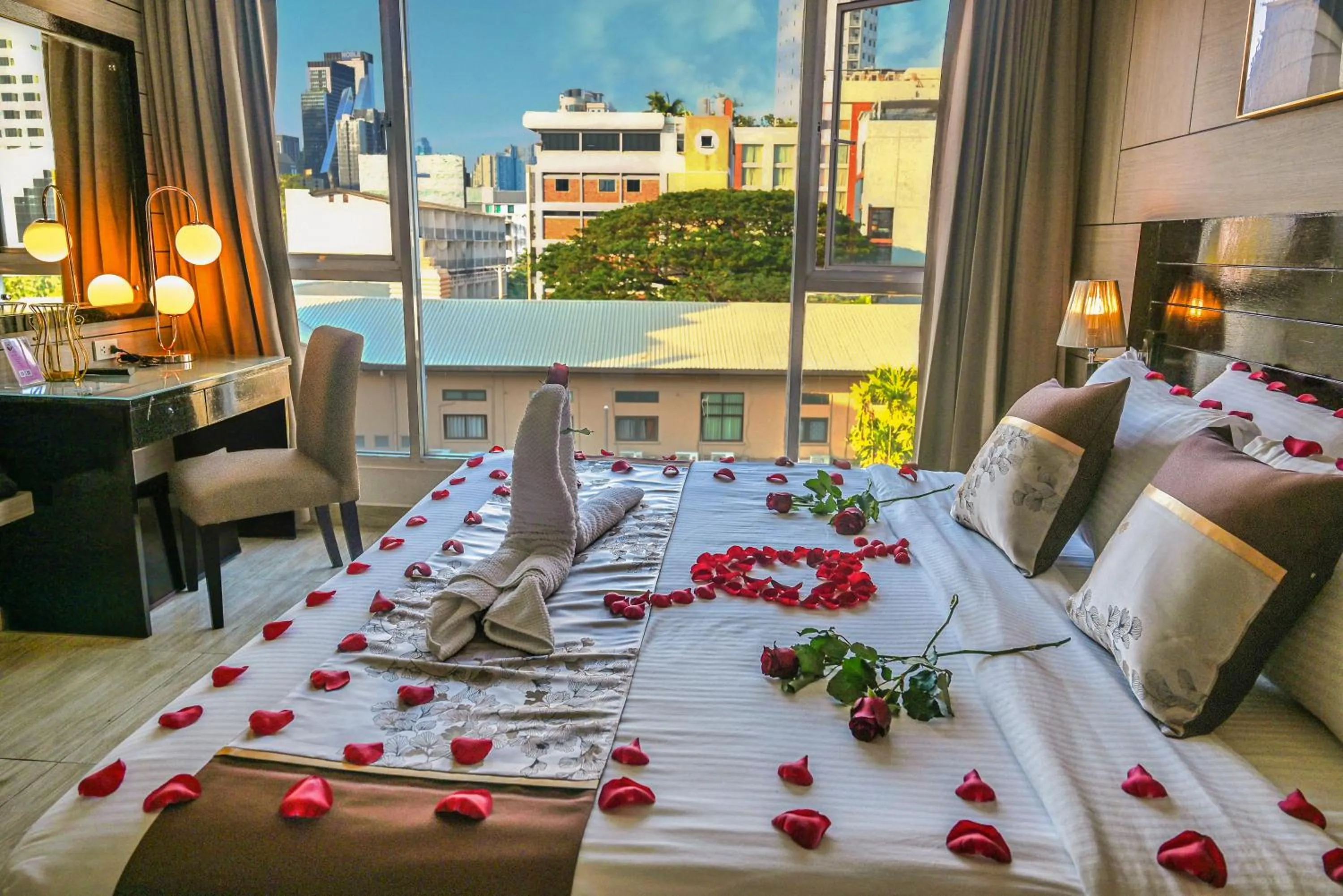 Bed in Boss Suites Nana Hotel