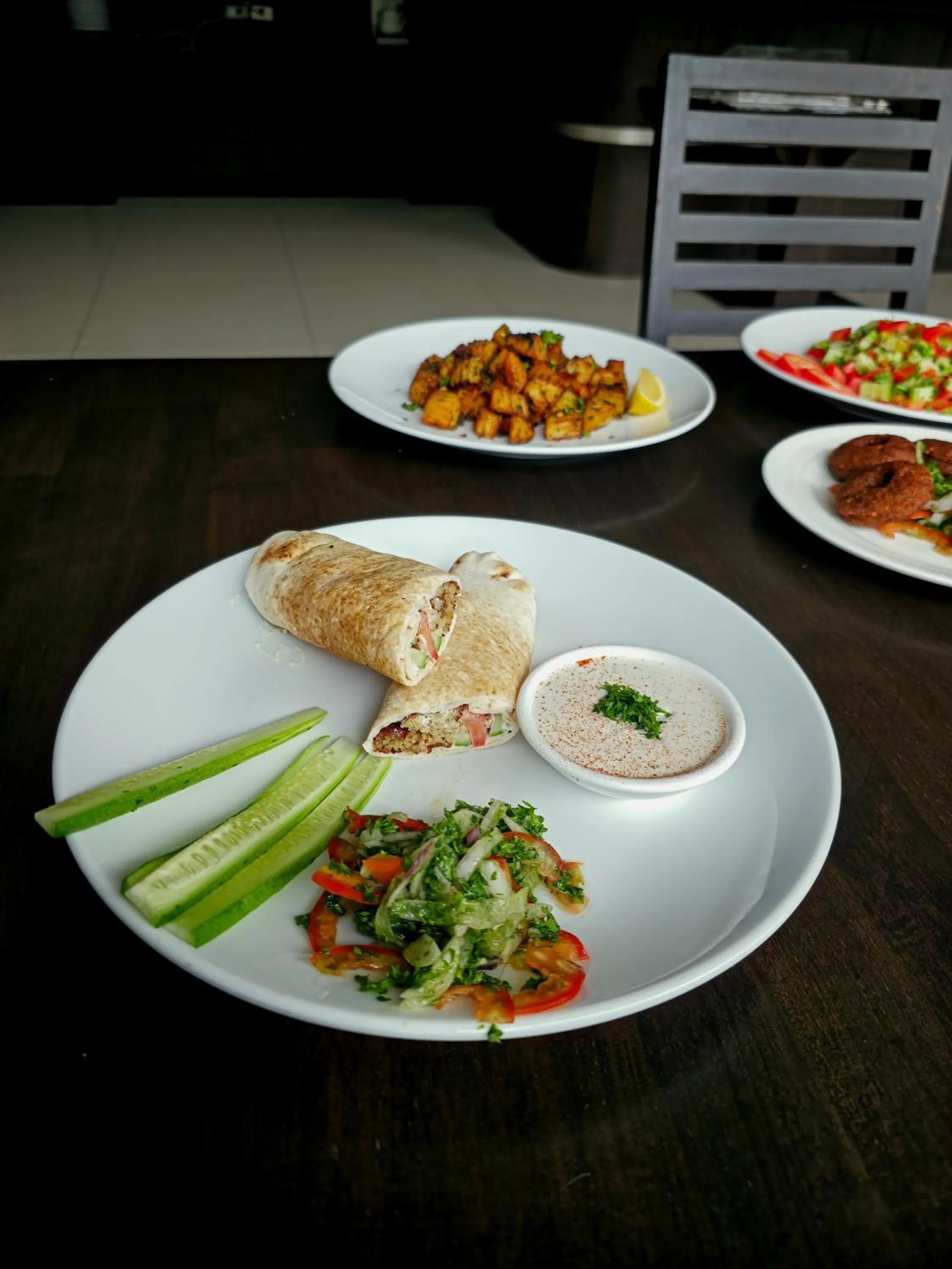 Restaurant/places to eat in Boss Suites Nana Hotel