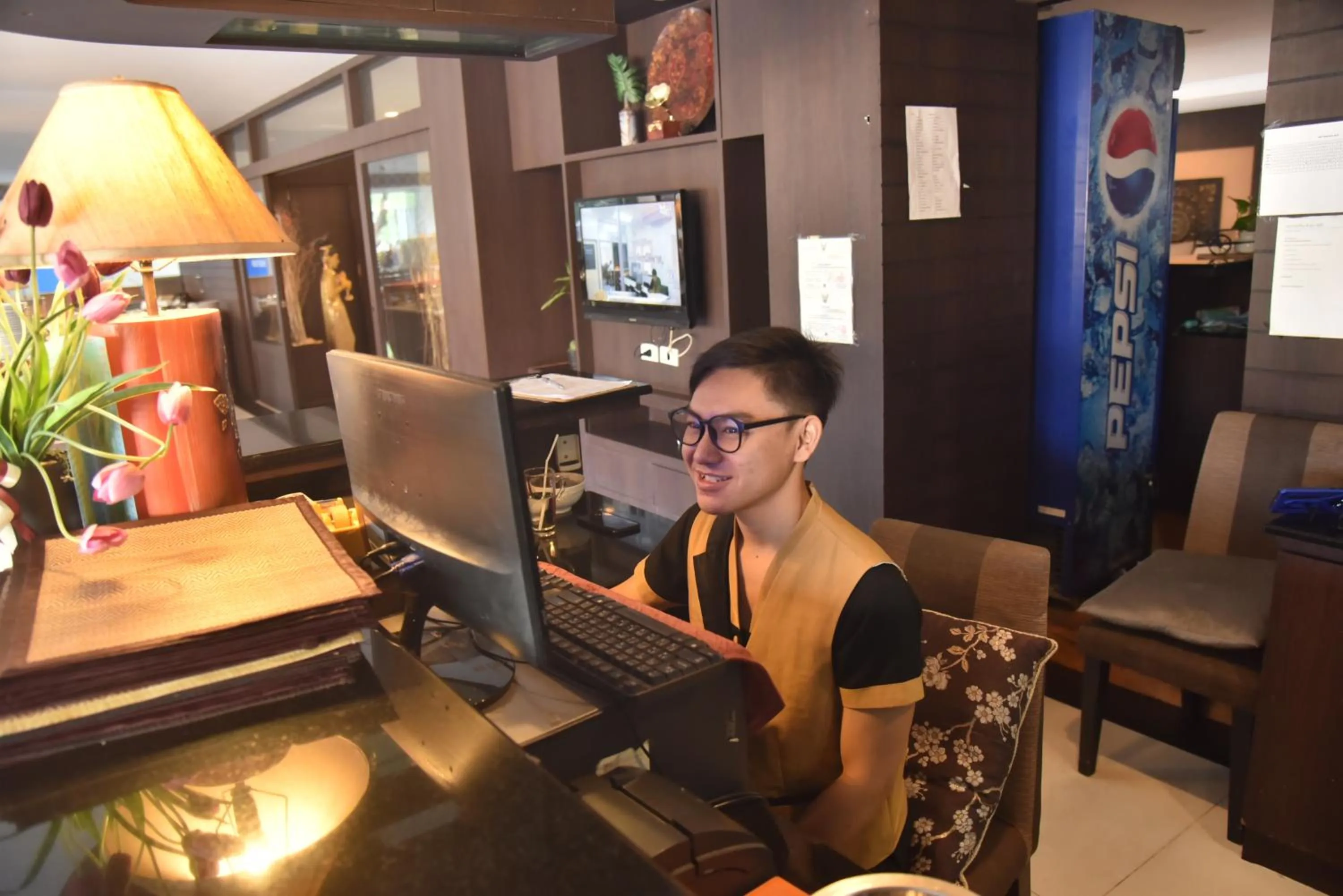 Restaurant/places to eat in Boss Suites Nana Hotel