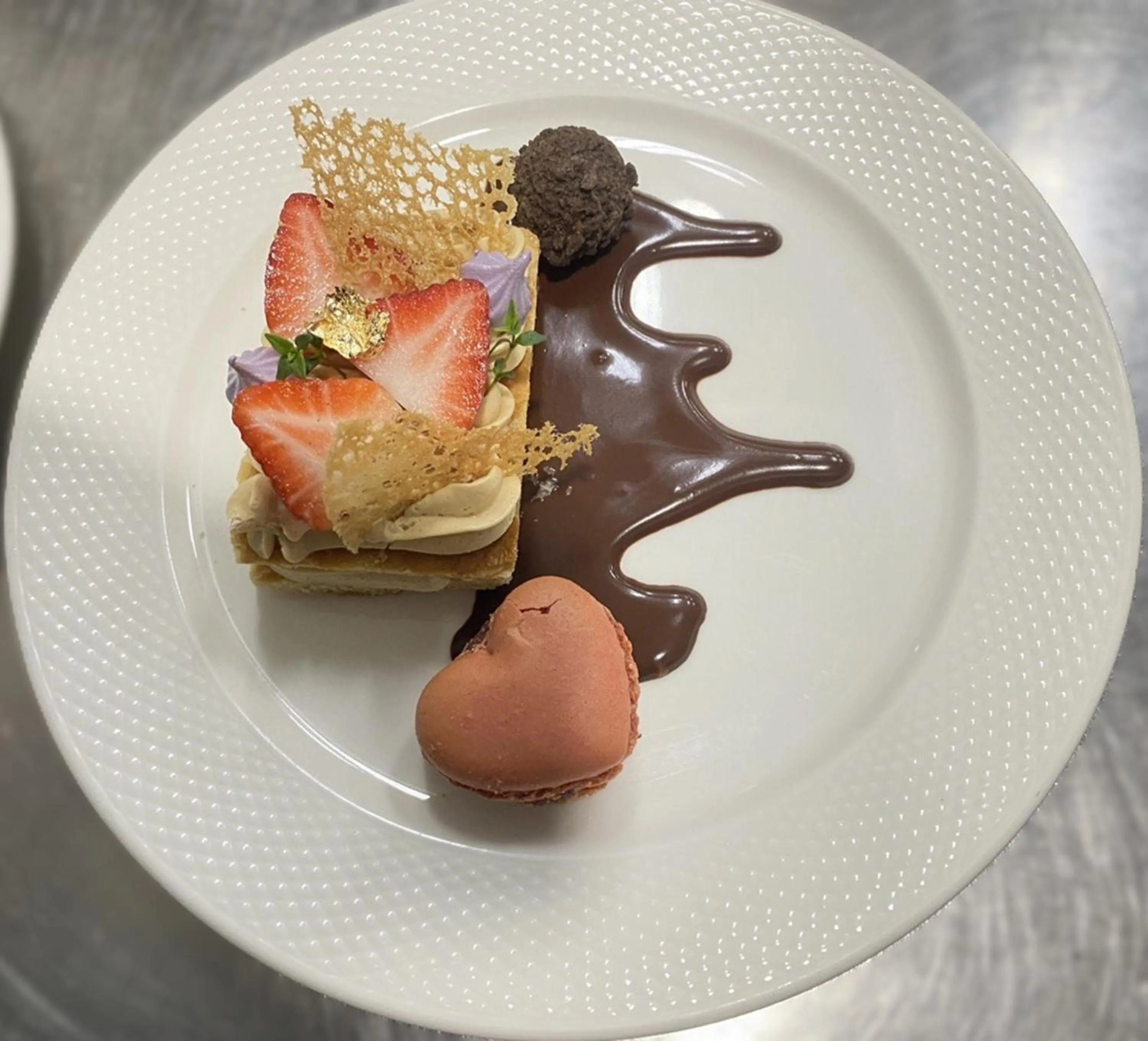 Restaurant/places to eat in Boss Suites Nana Hotel