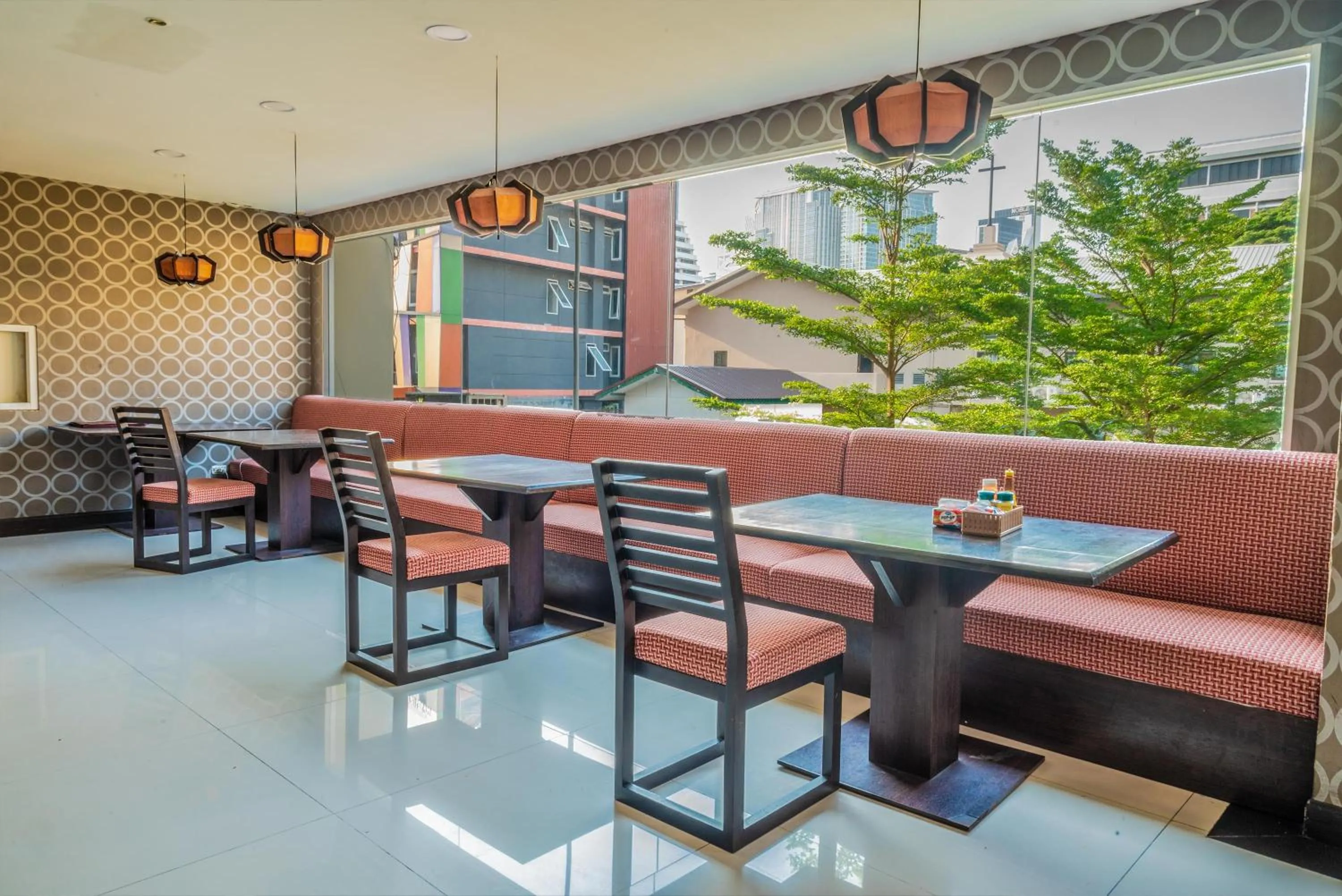 Restaurant/places to eat in Boss Suites Nana Hotel