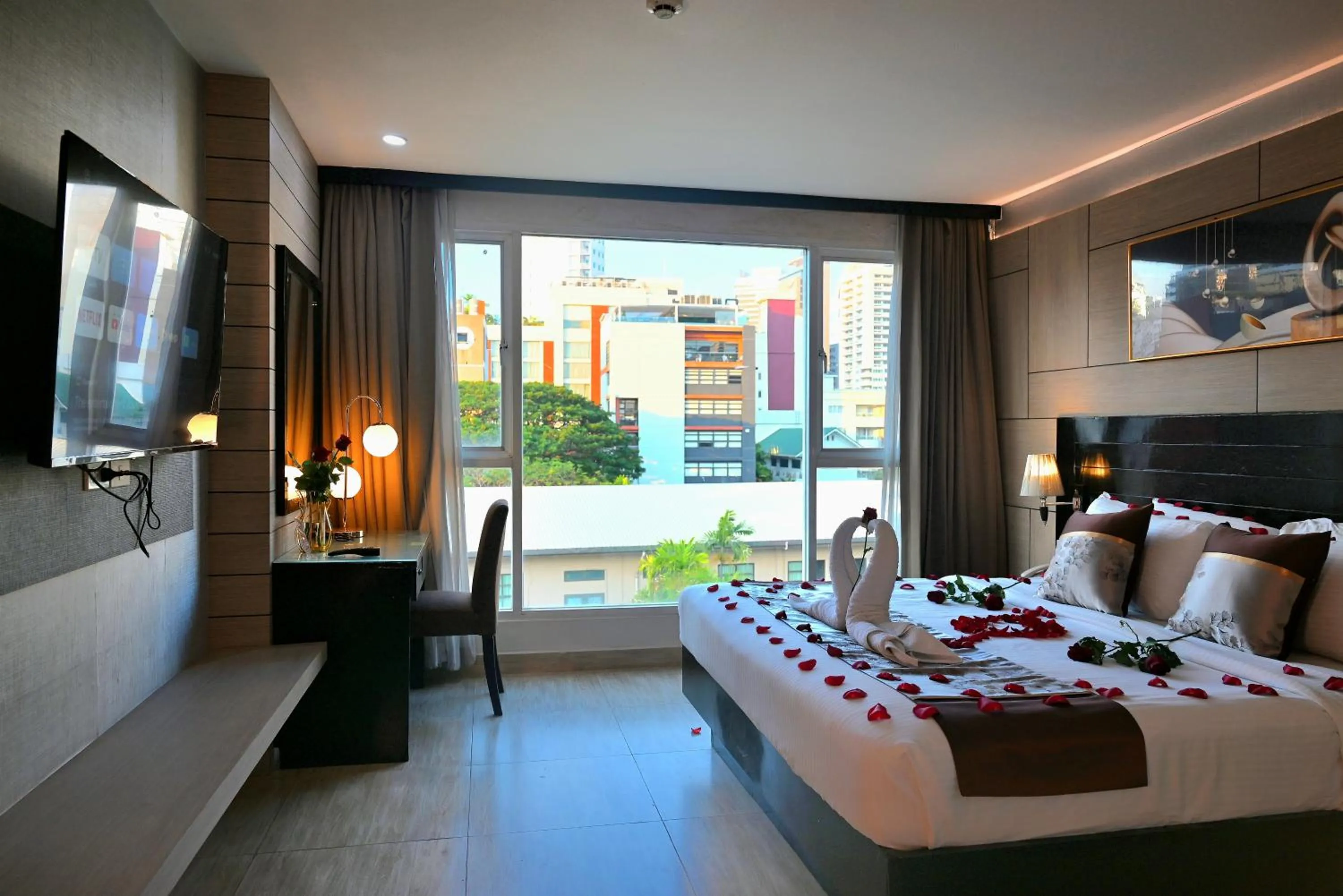 Bed in Boss Suites Nana Hotel