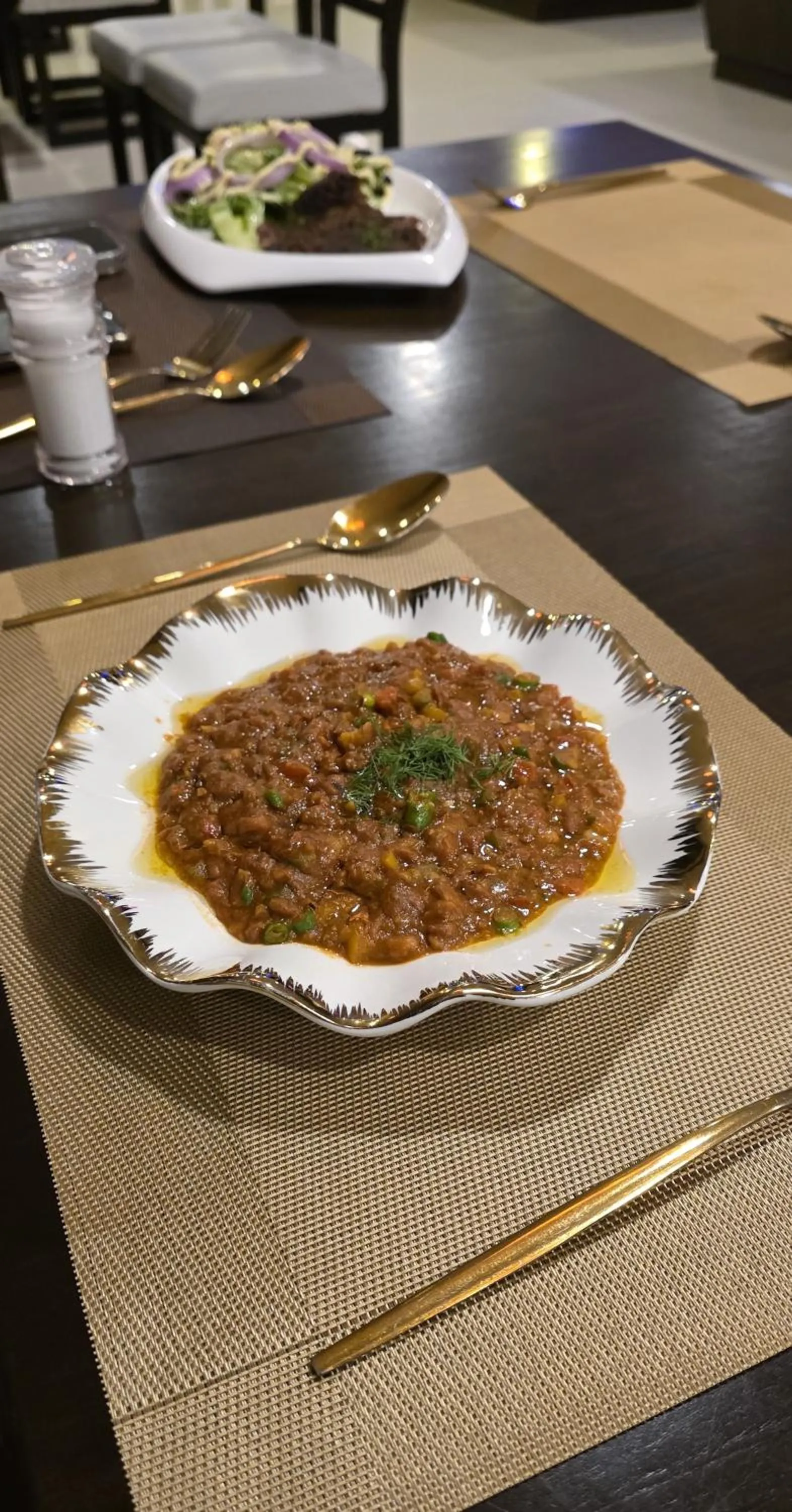 Restaurant/places to eat in Boss Suites Nana Hotel