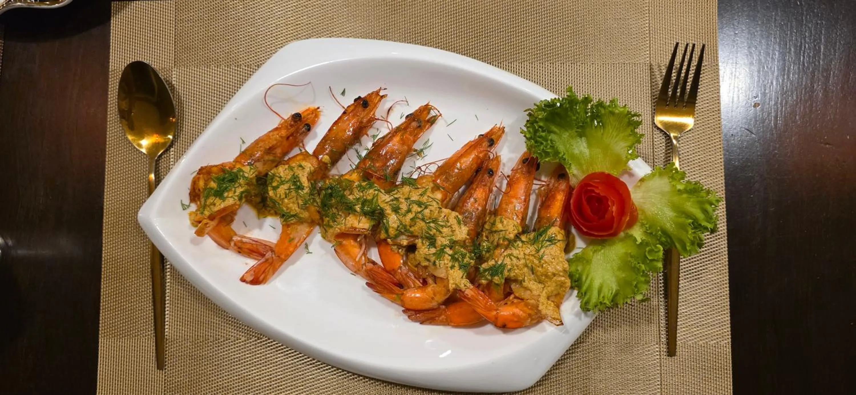 Restaurant/places to eat in Boss Suites Nana Hotel