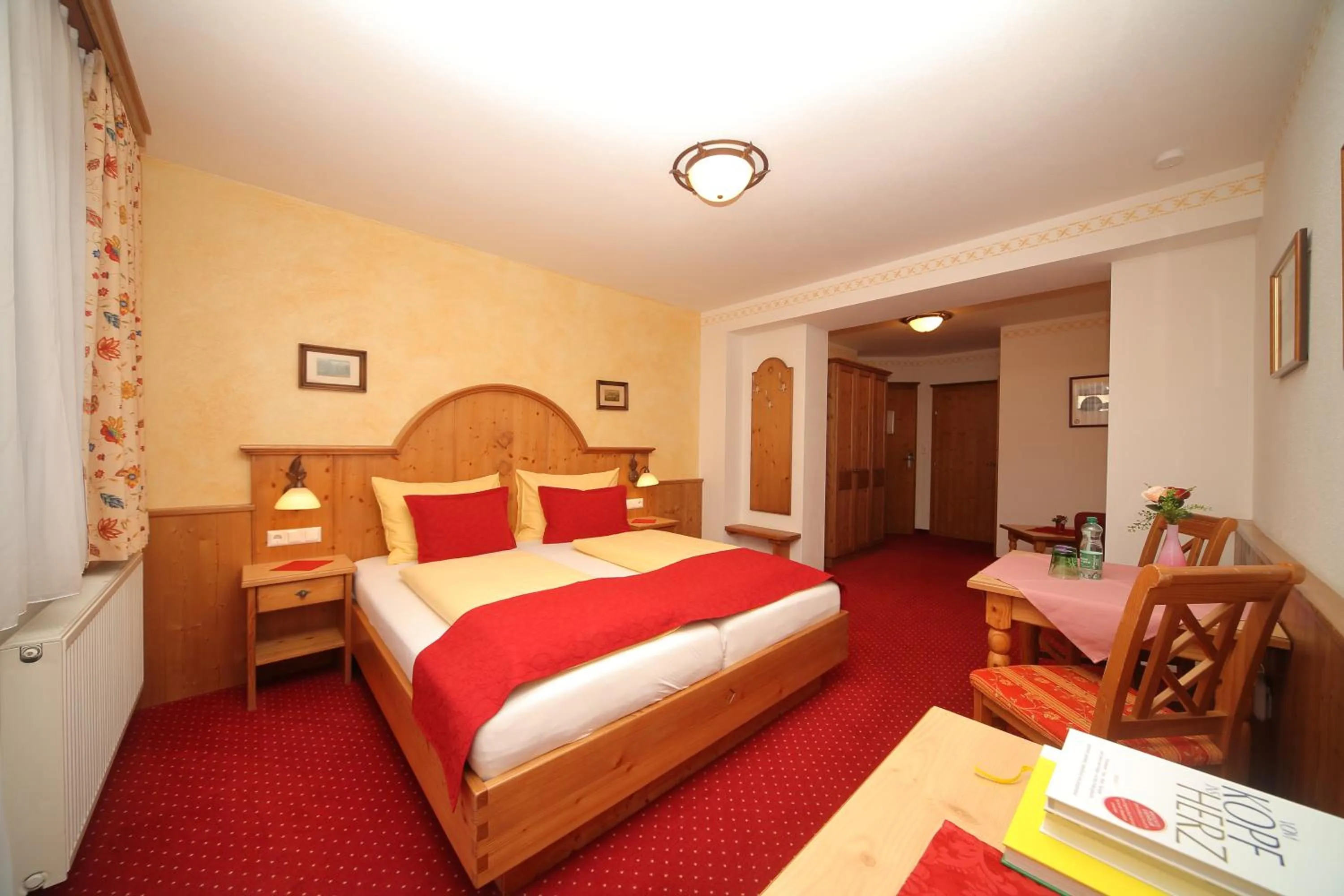 Bedroom, Bed in Hotel Garni Landhaus Trenkenbach