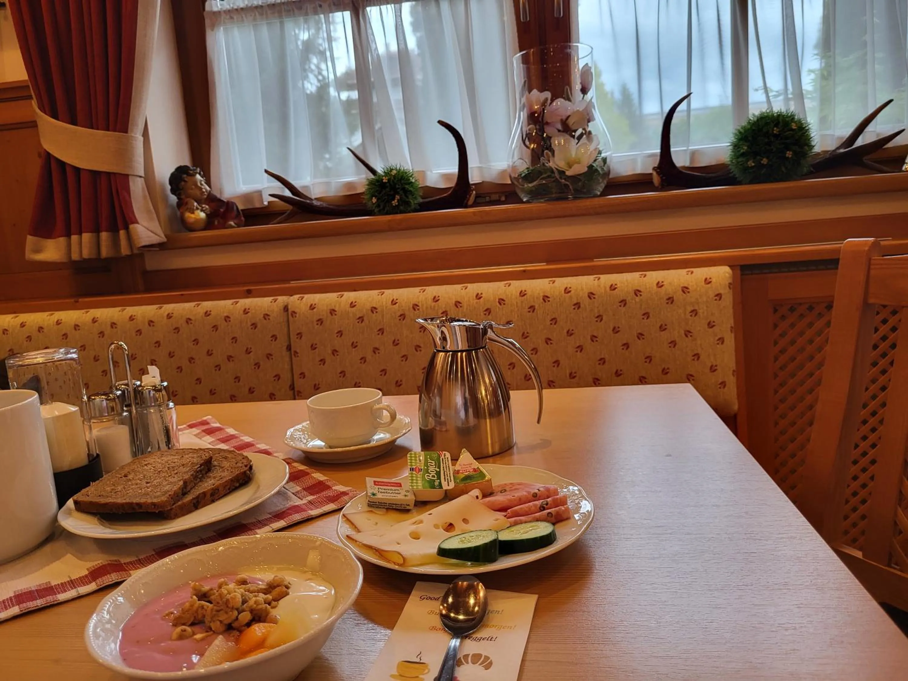 Breakfast in Hotel Garni Landhaus Trenkenbach