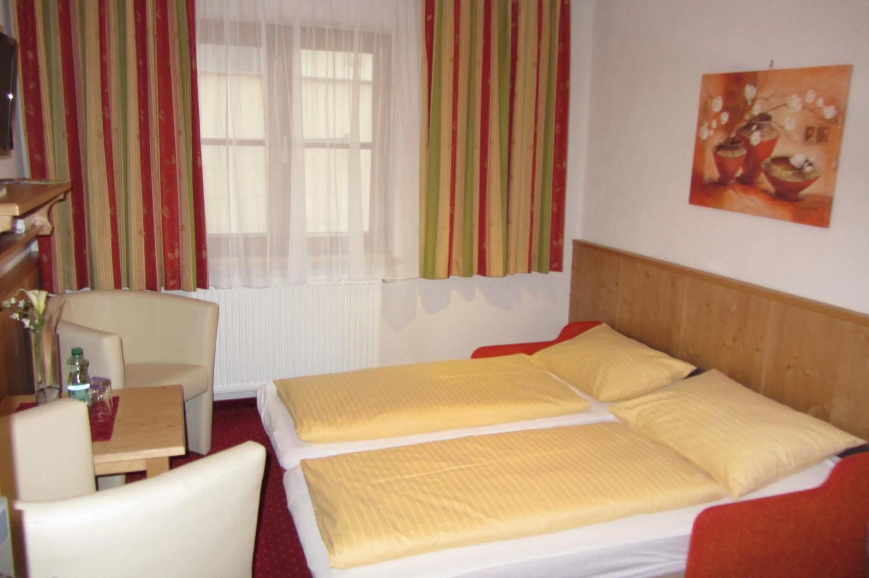 Living room, Bed in Hotel Garni Landhaus Trenkenbach