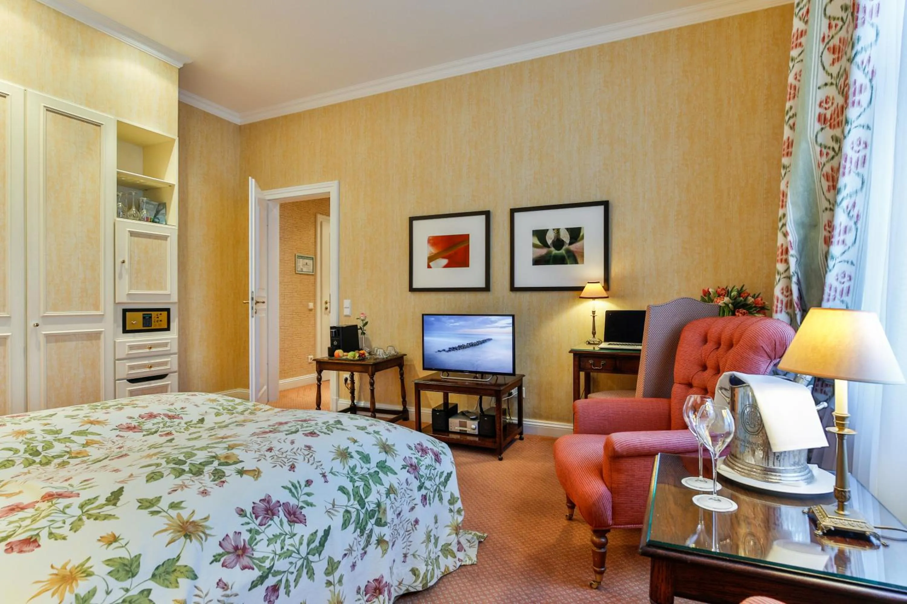 TV and multimedia, Bed in Hotel Stadt Hamburg