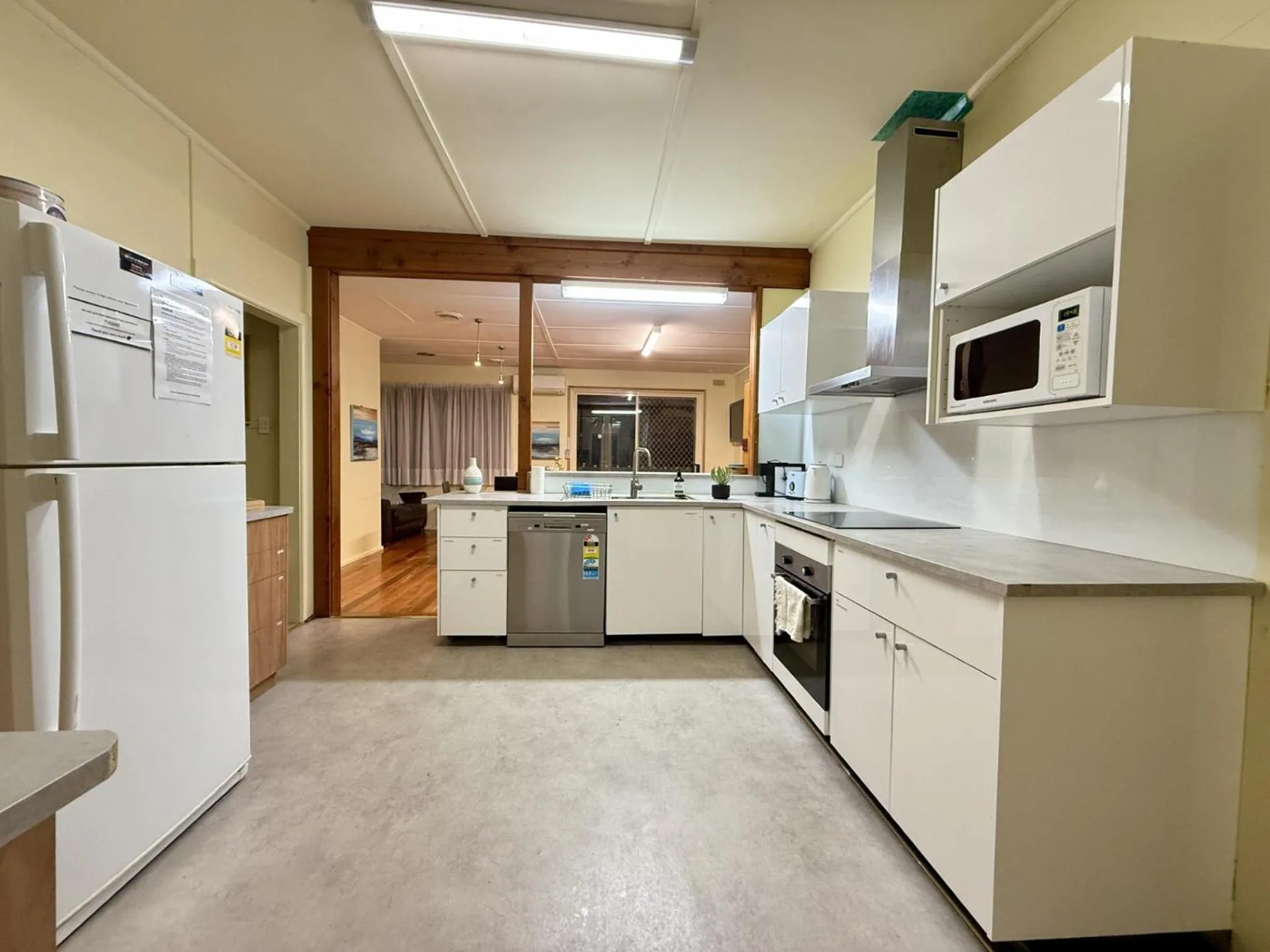 Four-Bedroom House in Nautique Beach House - Rustic and Charming, Walk 2 Beach & Shops