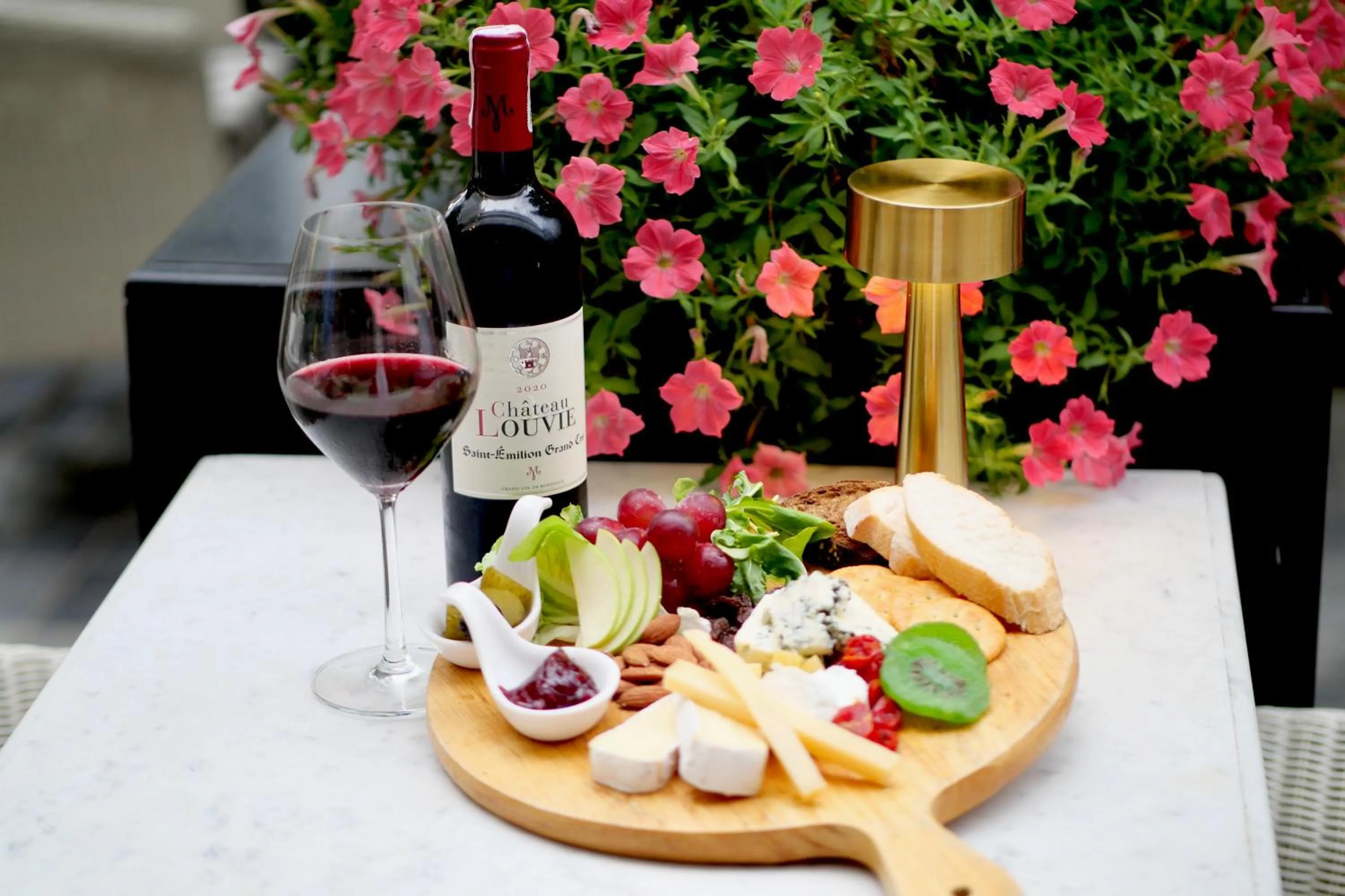 Restaurant/places to eat in BYD Lofts - Boutique Hotel & Serviced Apartments - Patong Beach, Phuket