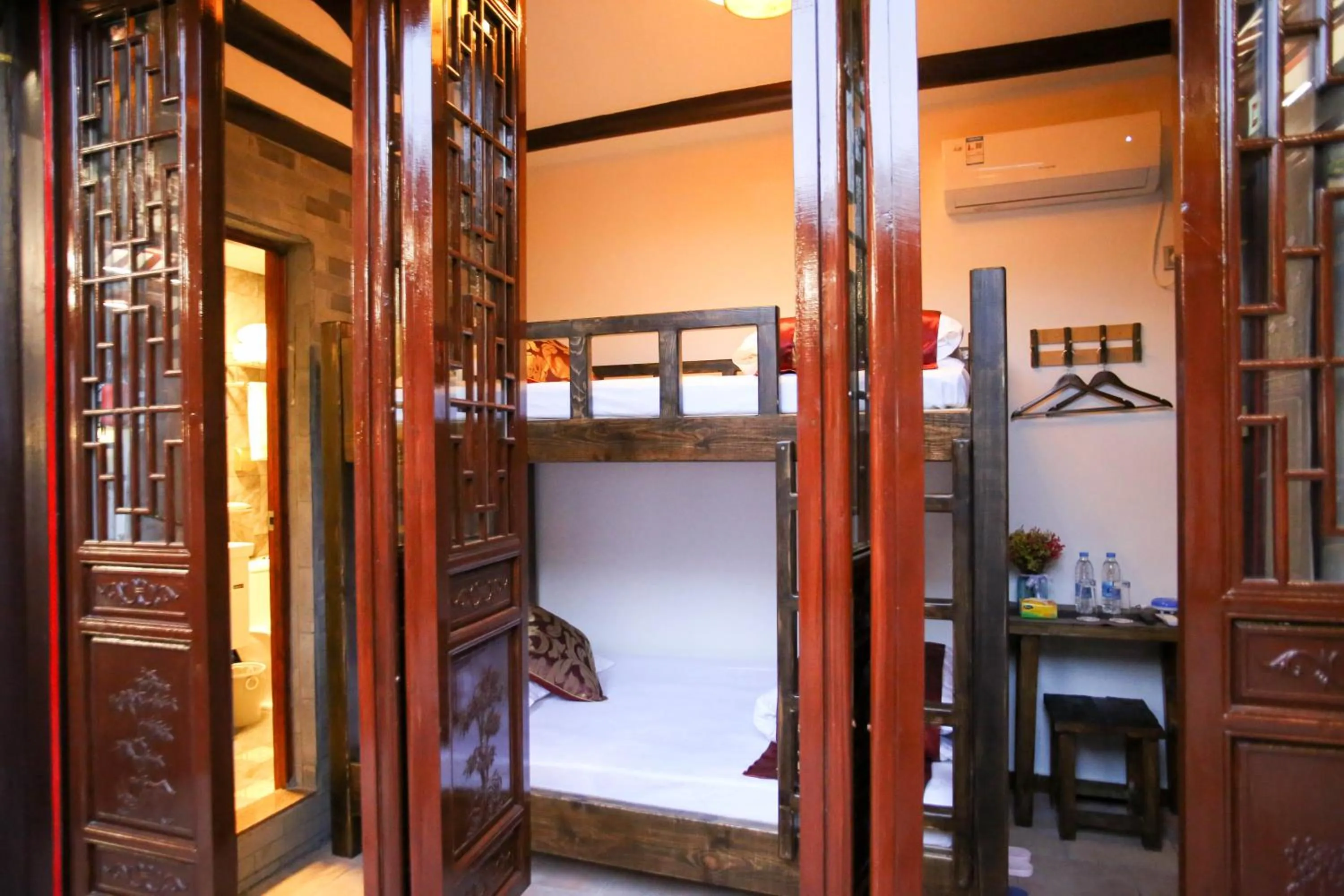 Photo of the whole room, Bed in Manju Inn