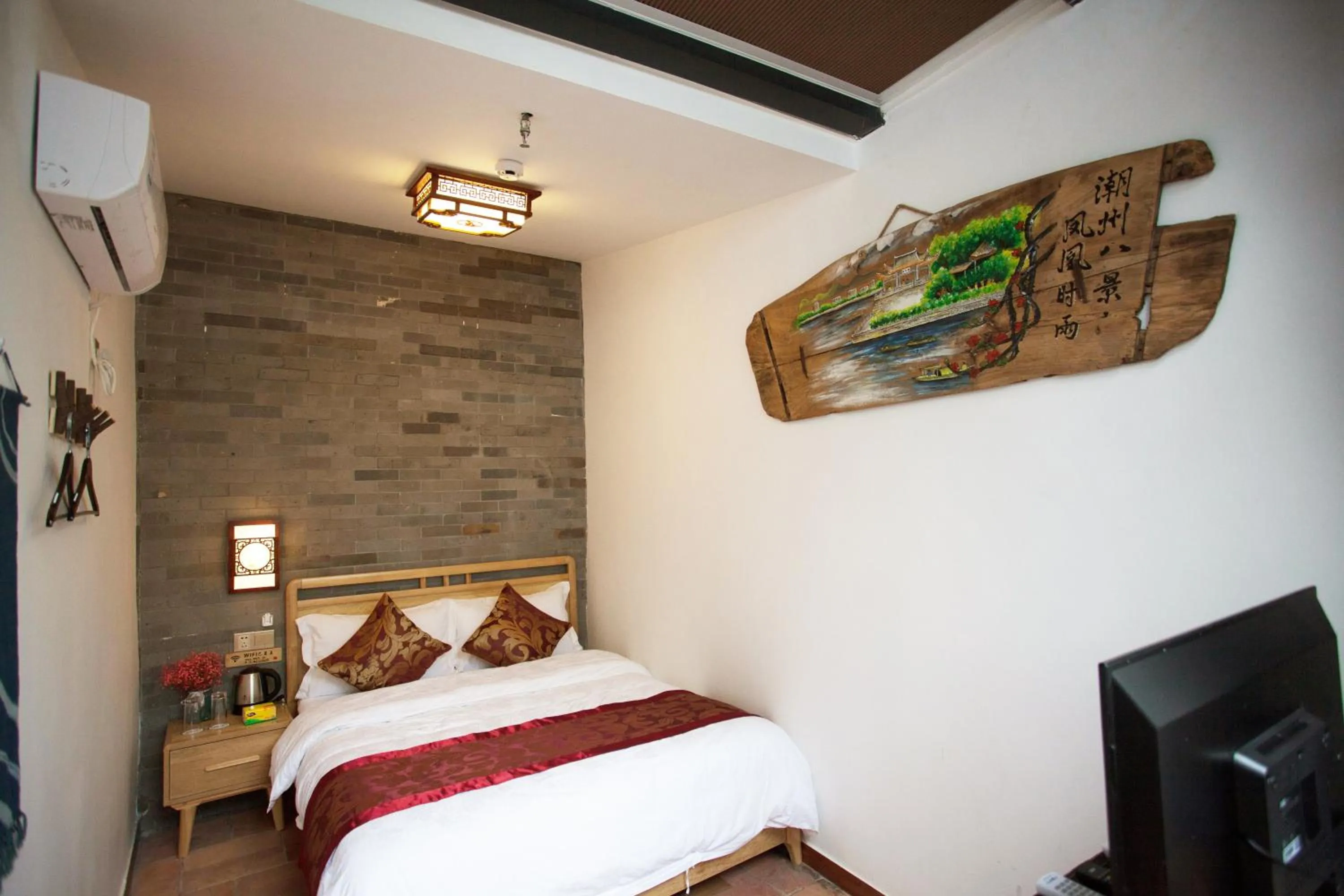 Photo of the whole room, Bed in Manju Inn