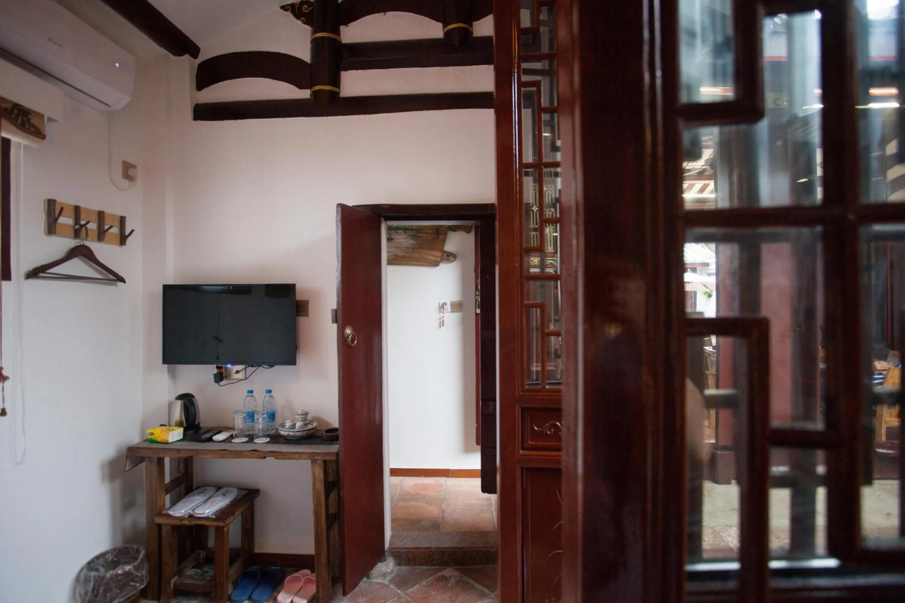 Photo of the whole room in Manju Inn