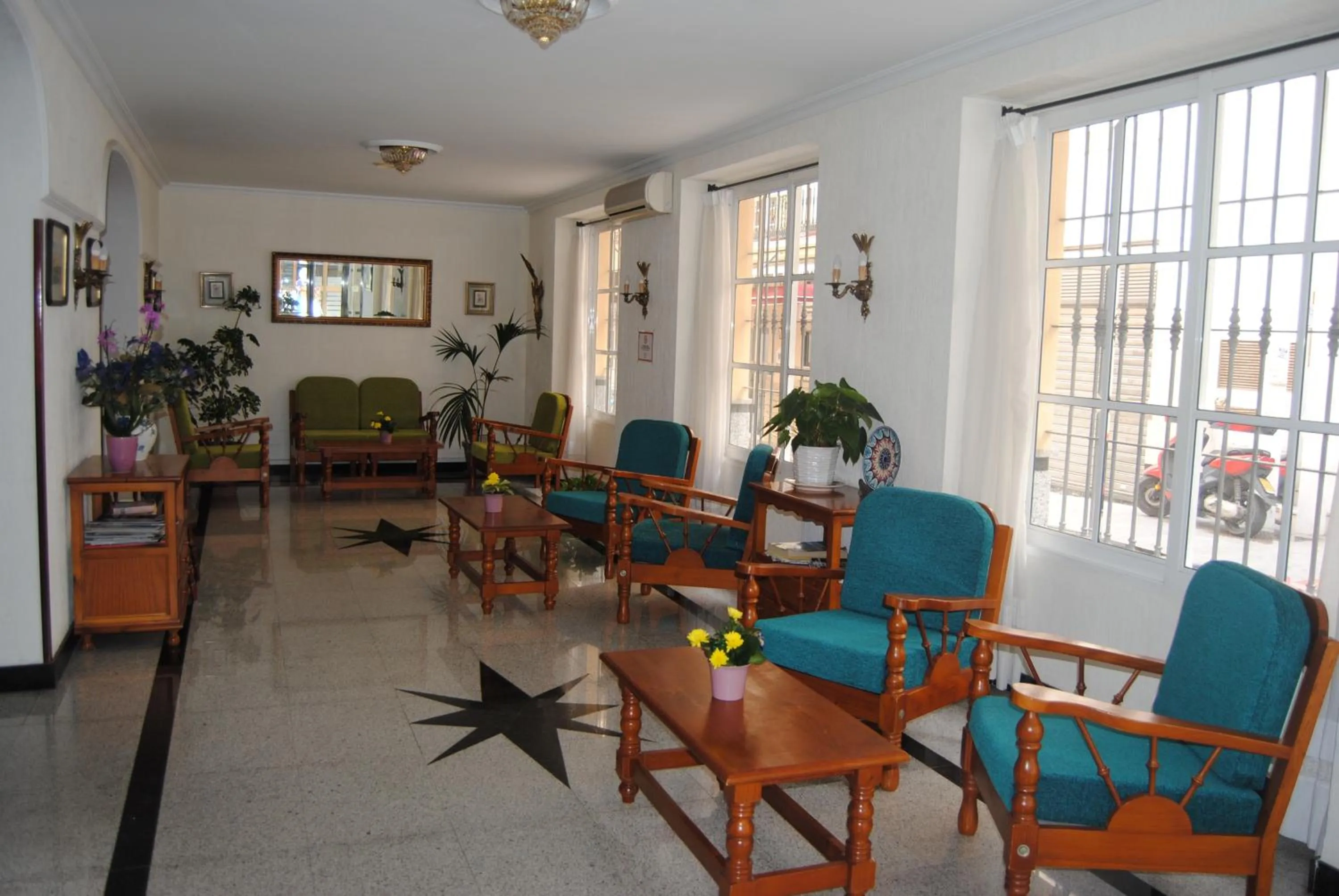 Communal lounge/ TV room in Hostal Italia