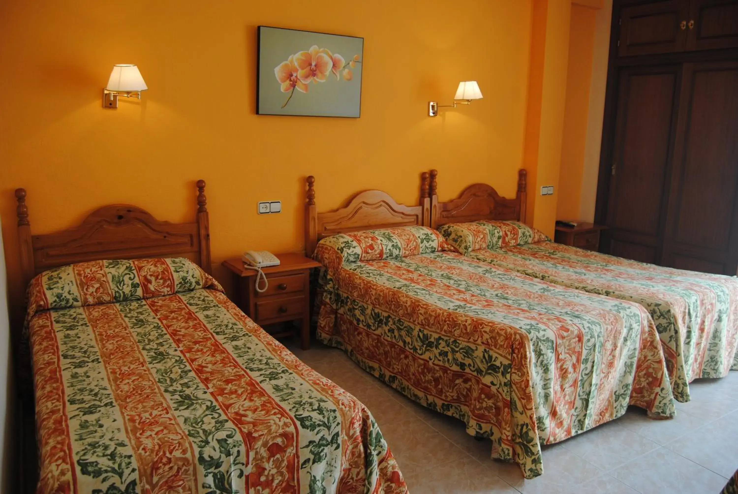 Family Room (2 Adults + 1 Child) - single occupancy in Hostal Italia Family Room (2 Adults + 1 Child) - single occupancy in Hostal Italia