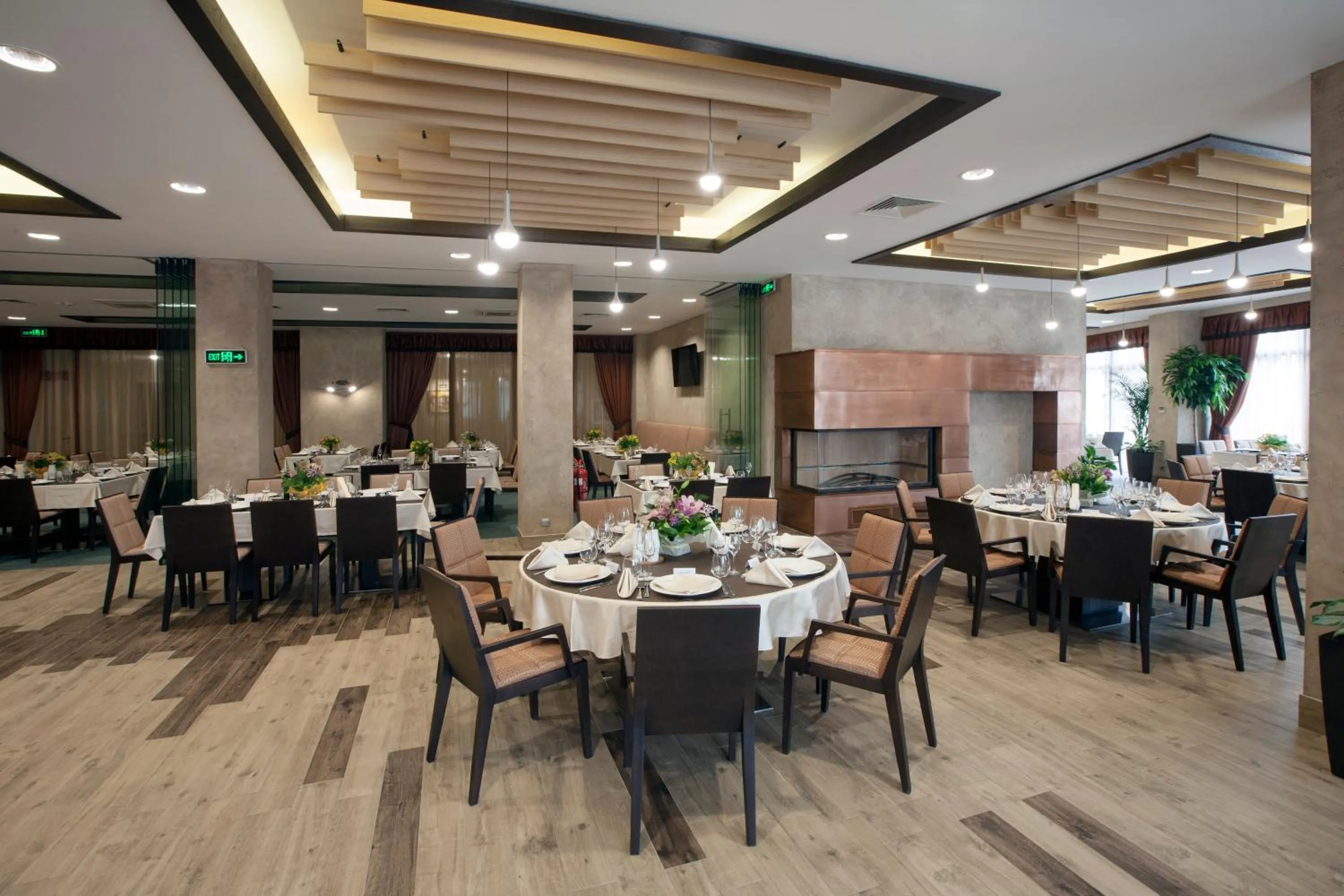 Restaurant/places to eat in Hotel Etropolia