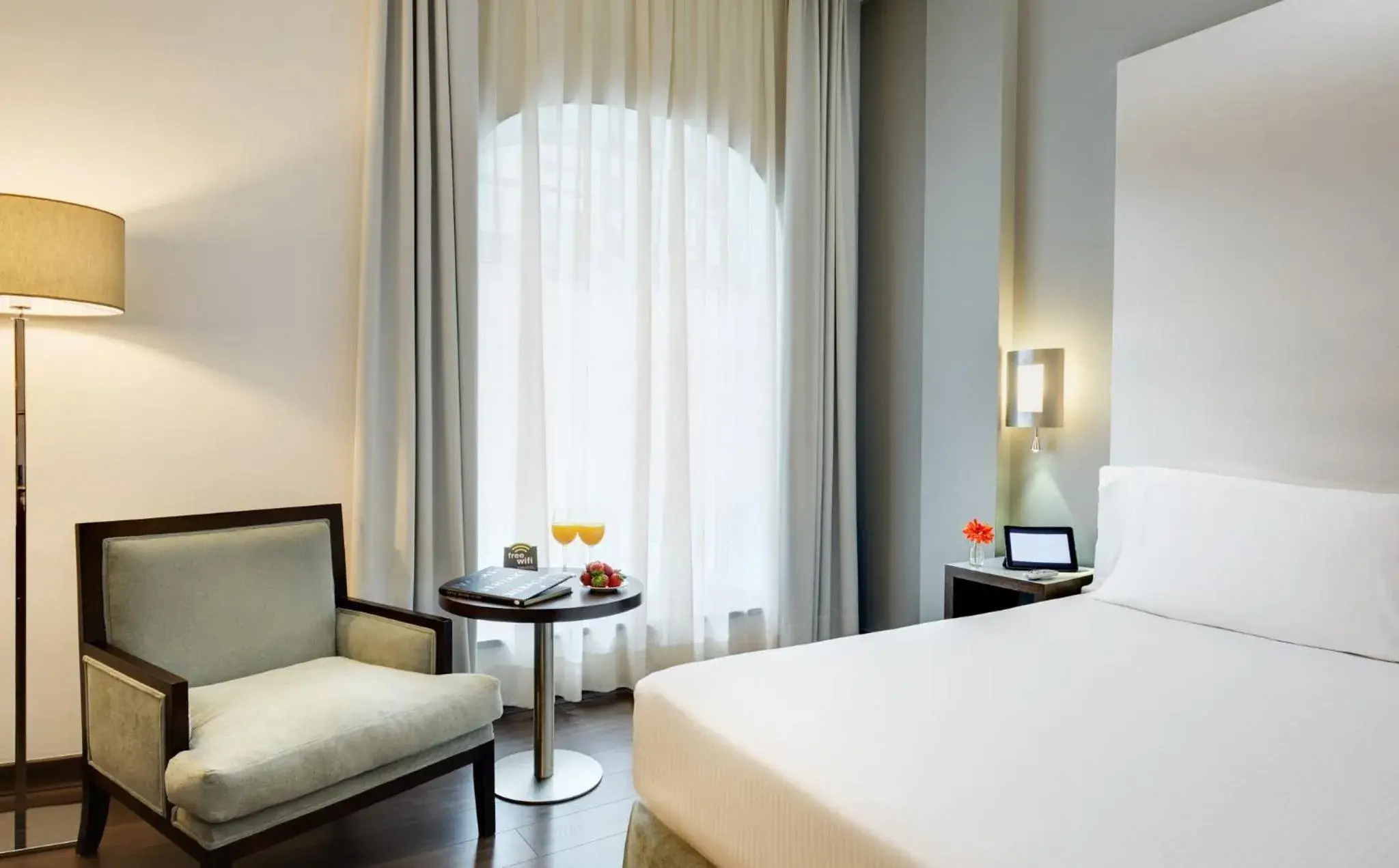 Photo of the whole room, Bed in Sercotel Coliseo Photo of the whole room, Bed in Sercotel Coliseo