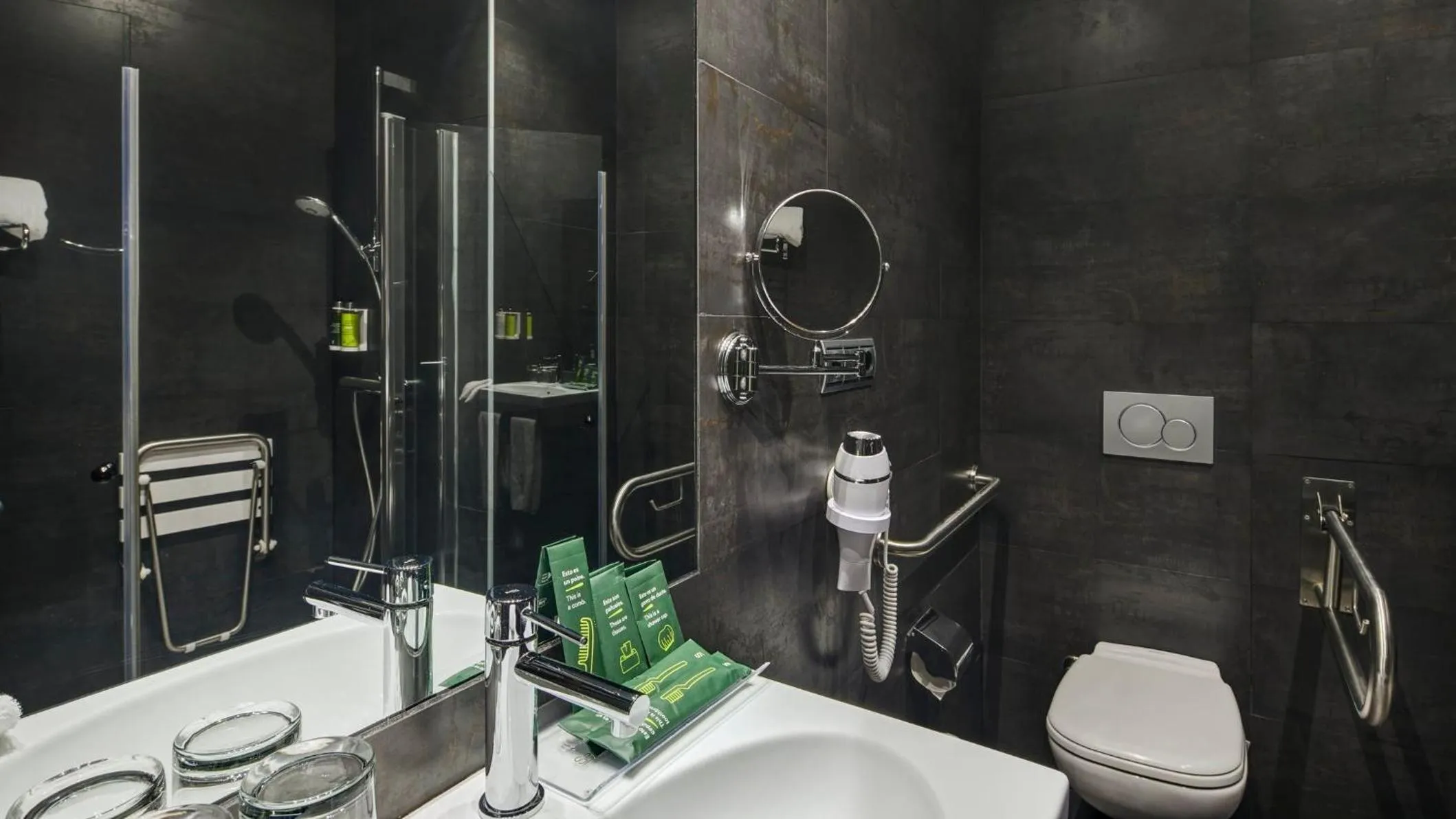 Photo of the whole room in Sercotel Coliseo