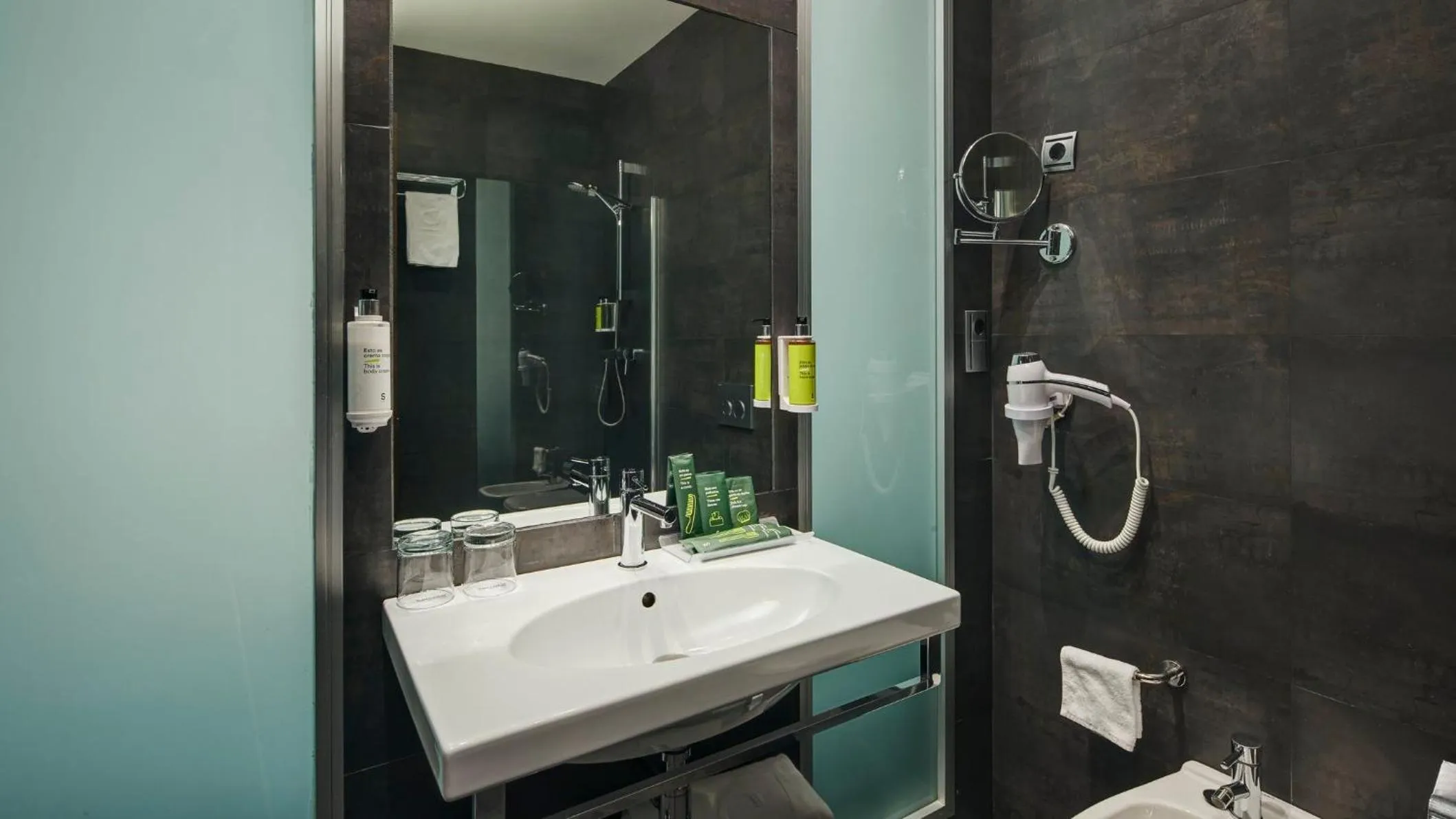 Photo of the whole room in Sercotel Coliseo