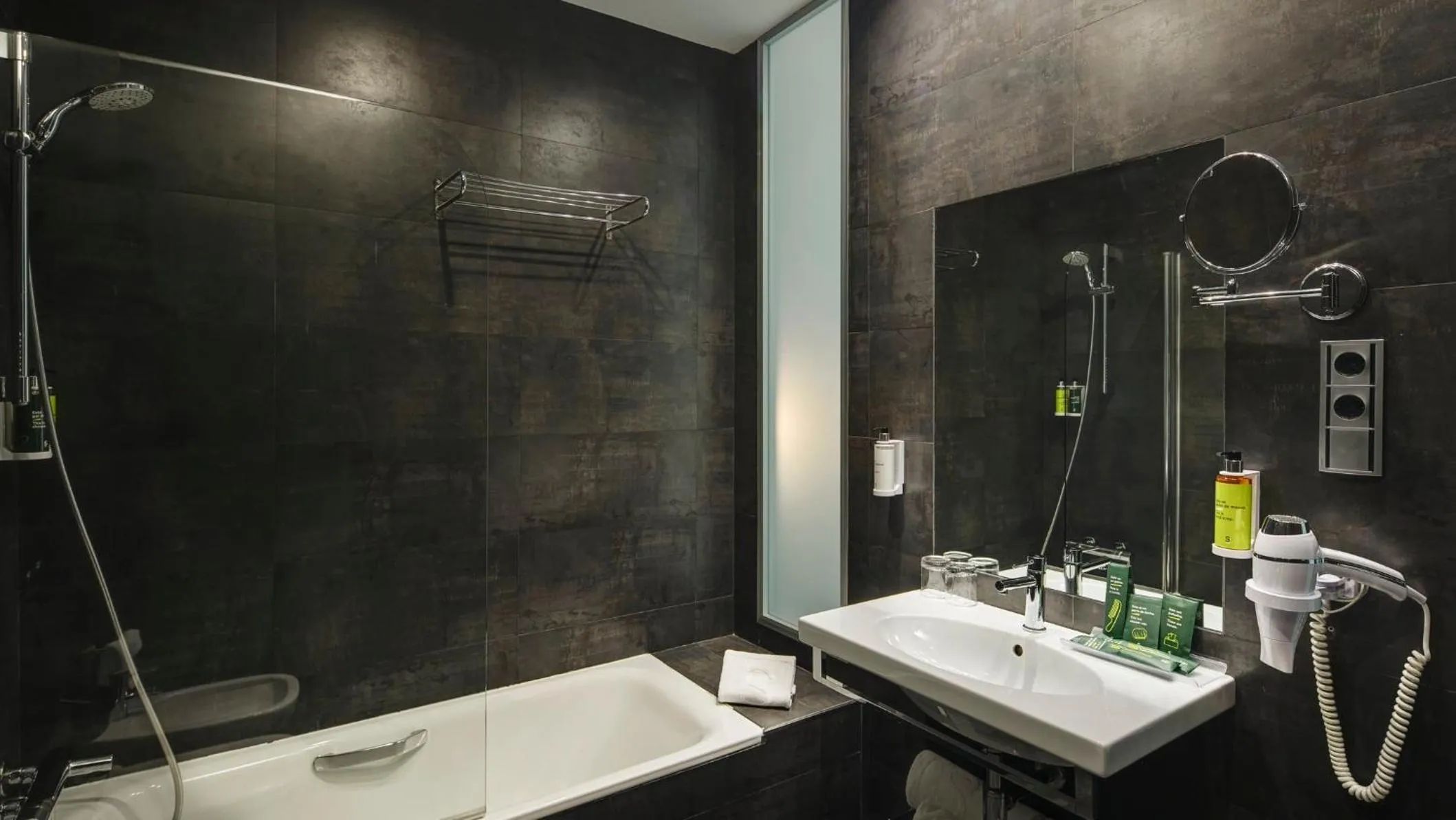 Photo of the whole room in Sercotel Coliseo