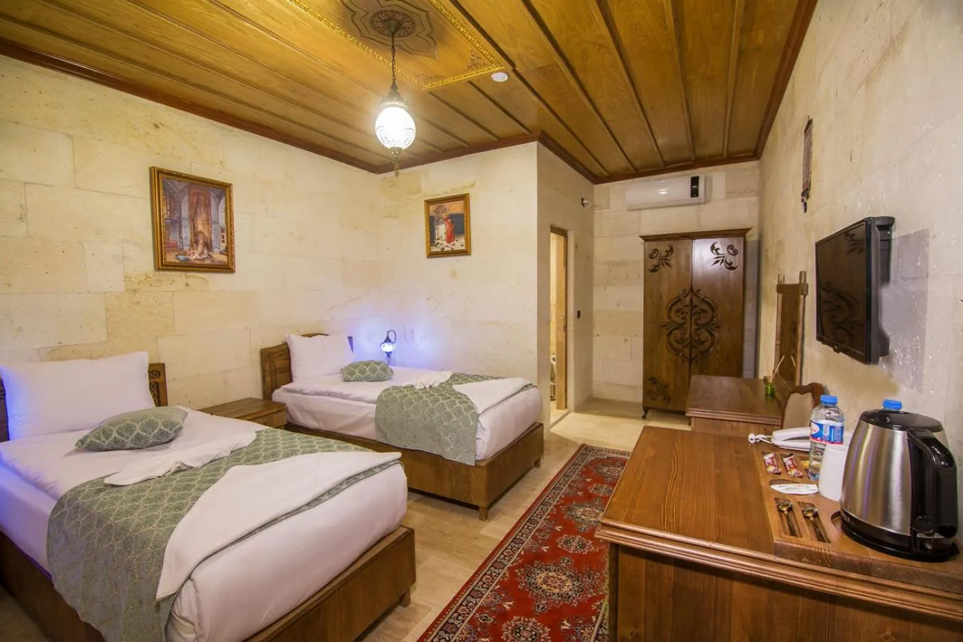 Bed in Cappadocia Ozbek Stone House