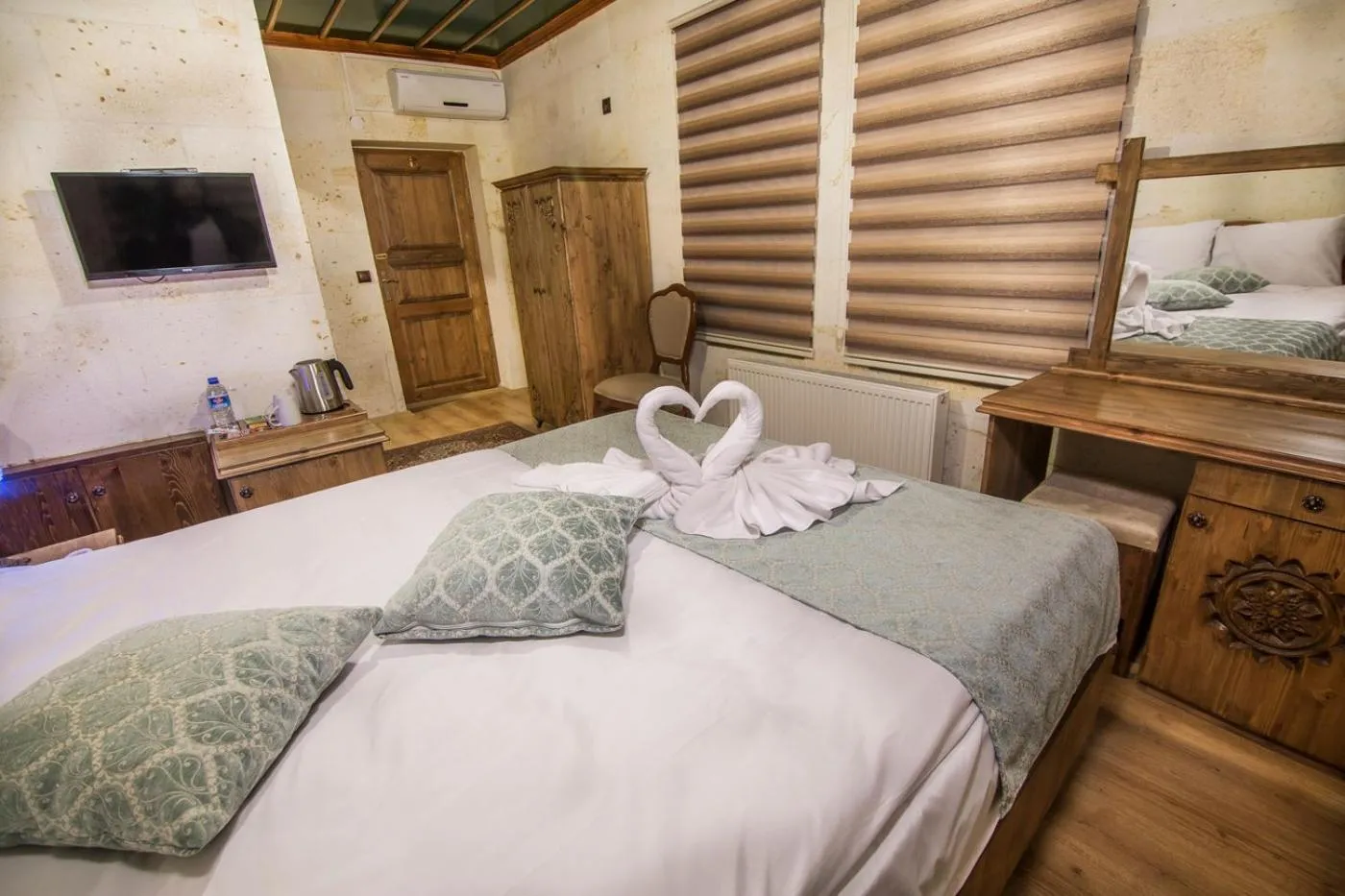 Shower, Bed in Cappadocia Ozbek Stone House