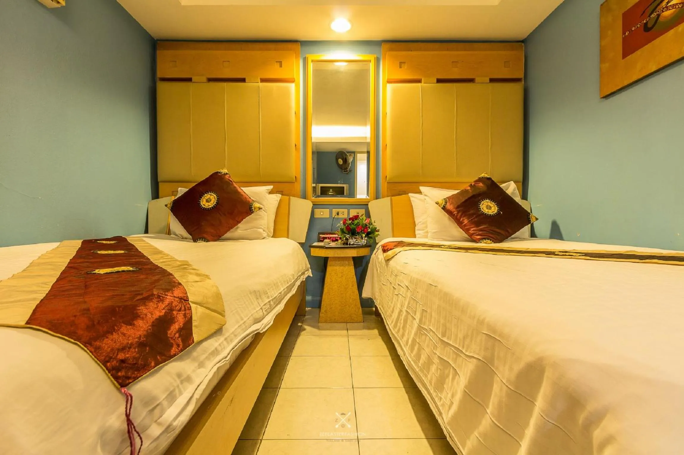 Photo of the whole room in Sam's Lodge