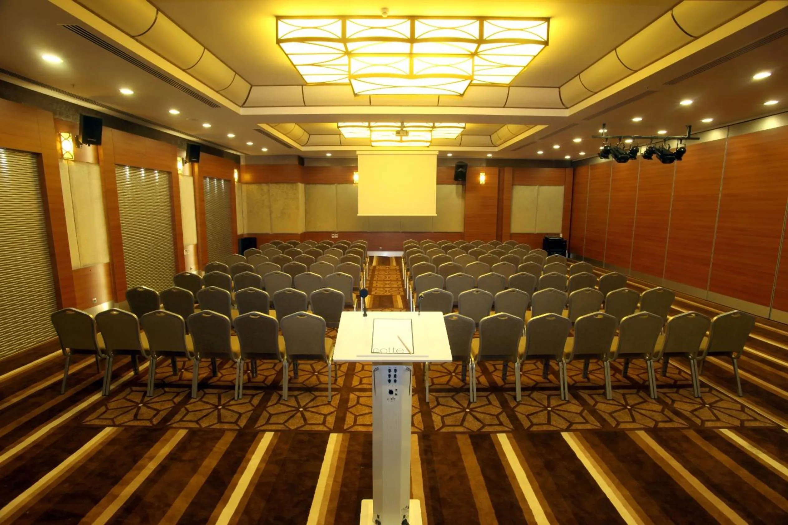 Business facilities in Notte Hotel