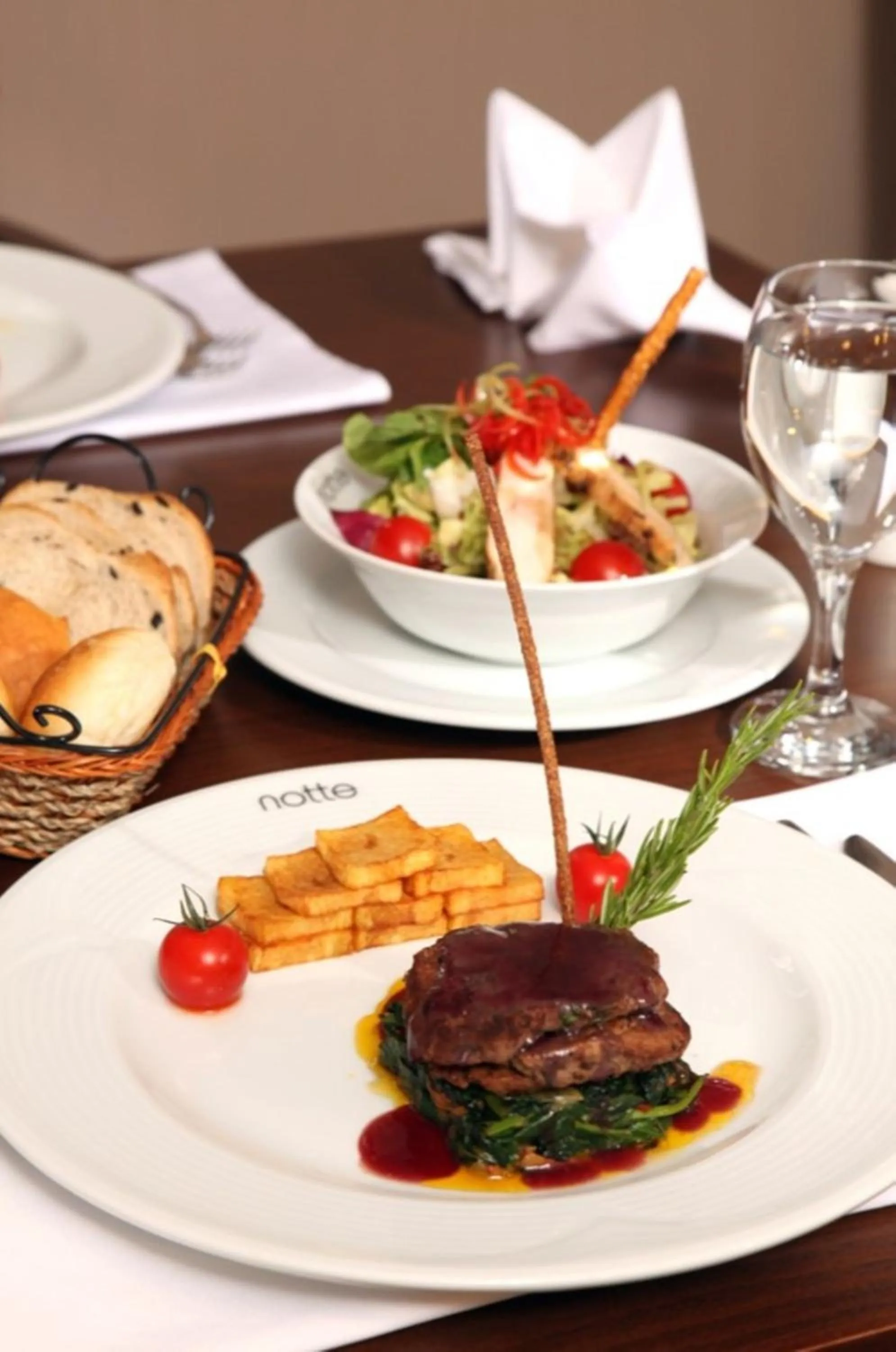 Restaurant/places to eat in Notte Hotel